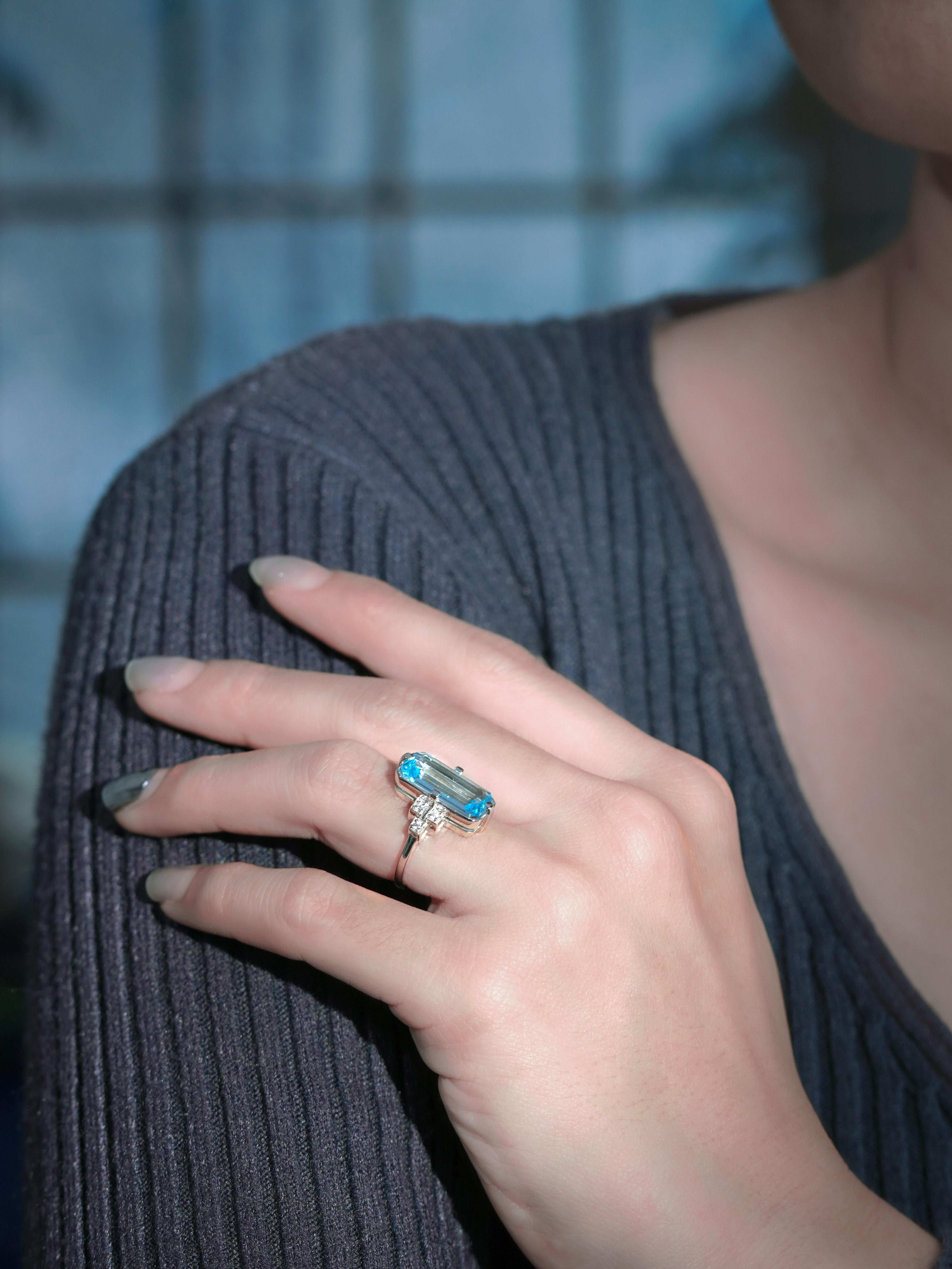 Anillo de cóctel de diamantes topacio azul talla baguette estilo art déco en oro blanco de 9 quilates en Nuevo estado para la venta en Bangkok, TH