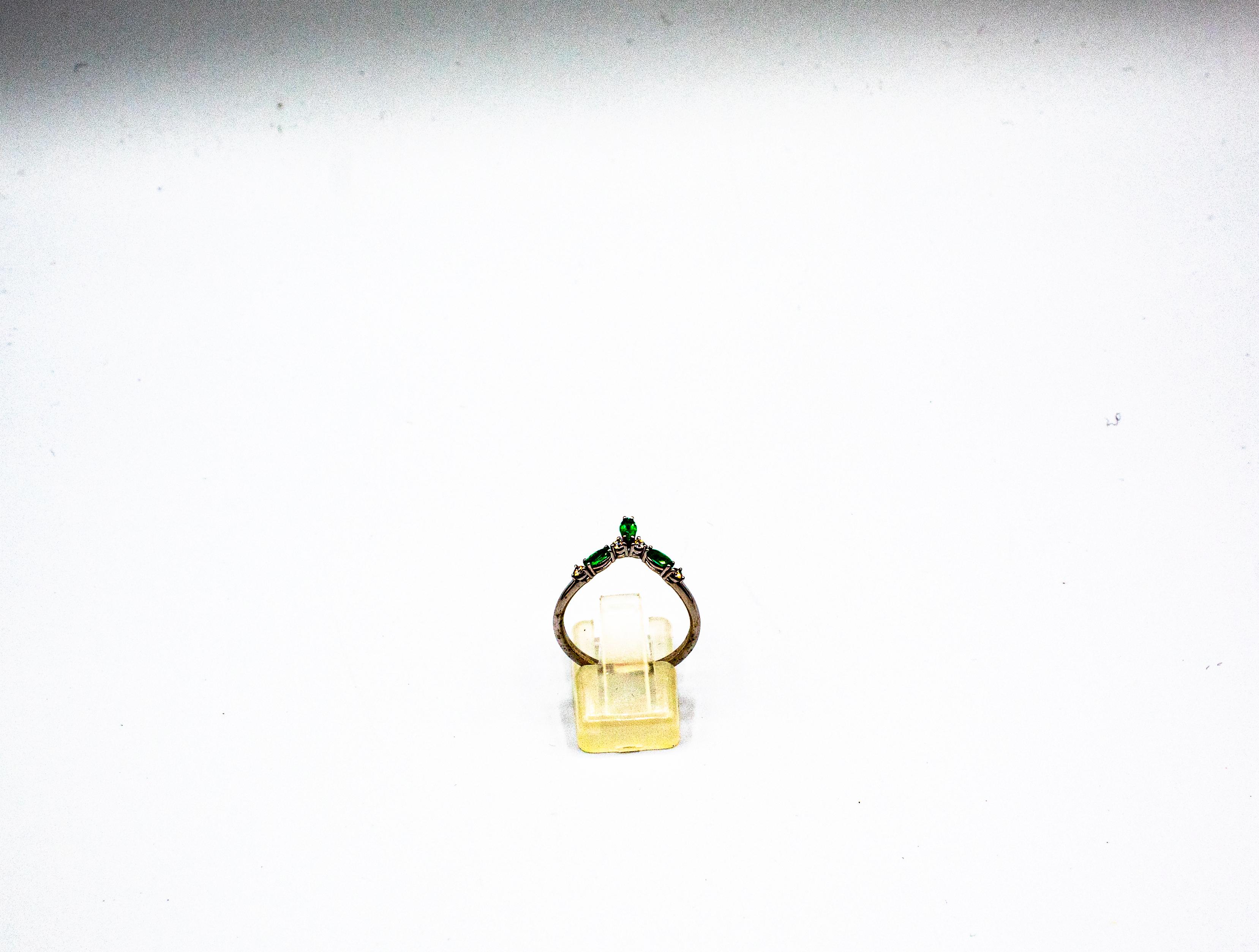 Dieser Ring ist aus 18K Weißgold gefertigt.
Dieser Ring hat 0.10 Karat Diamanten im weißen Brillantschliff.
Dieser Ring hat 0,38 Karat natürlichen Sambia Navette Cut Smaragd.

Dieser Ring ist vom Art Deco inspiriert.

Dieser Ring kann einen größeren