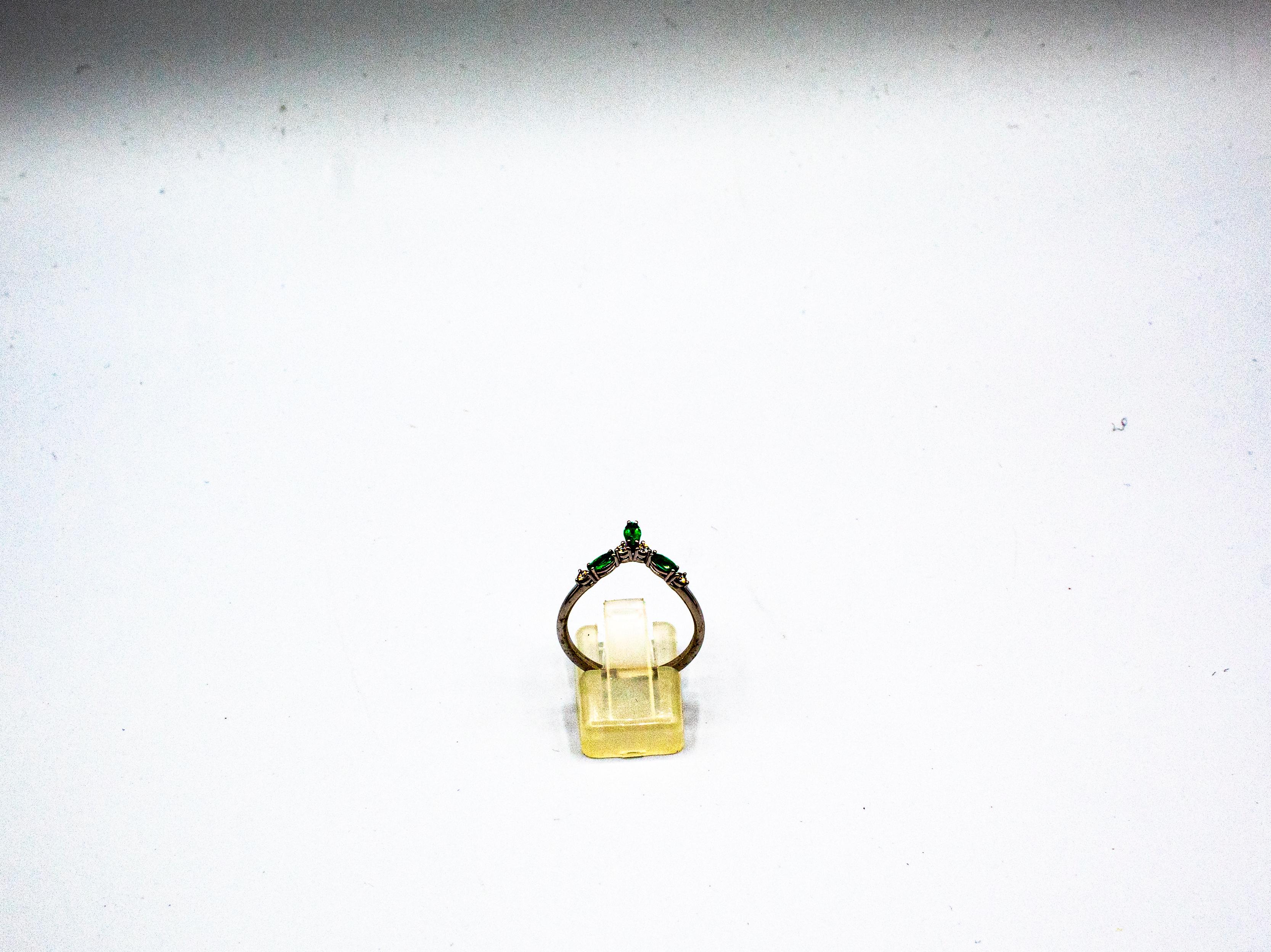 Taille brillant Bague de cocktail en or blanc de style Art déco avec émeraude taille baguette et diamant blanc en vente