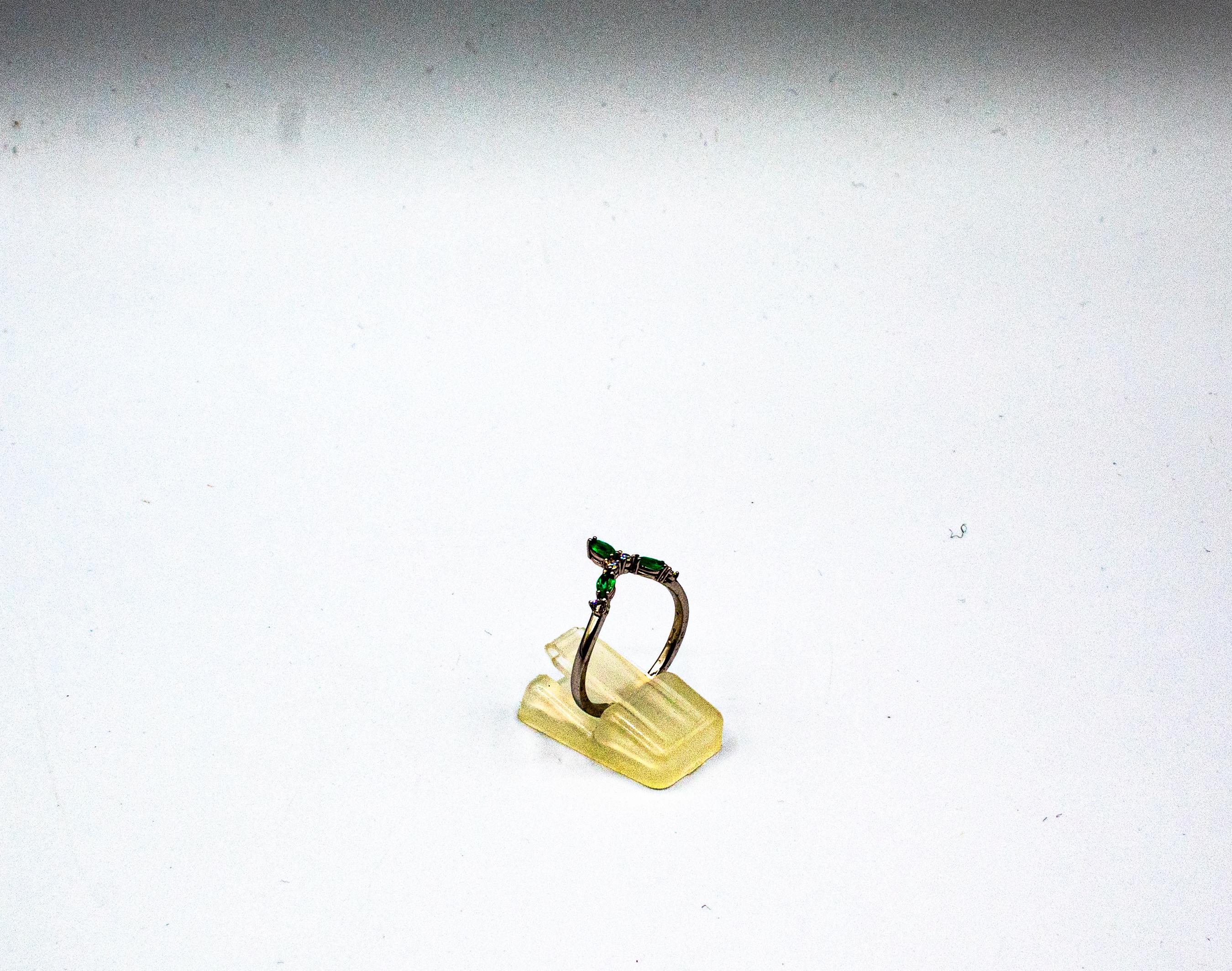 Bague de cocktail en or blanc de style Art déco avec émeraude taille baguette et diamant blanc Unisexe en vente