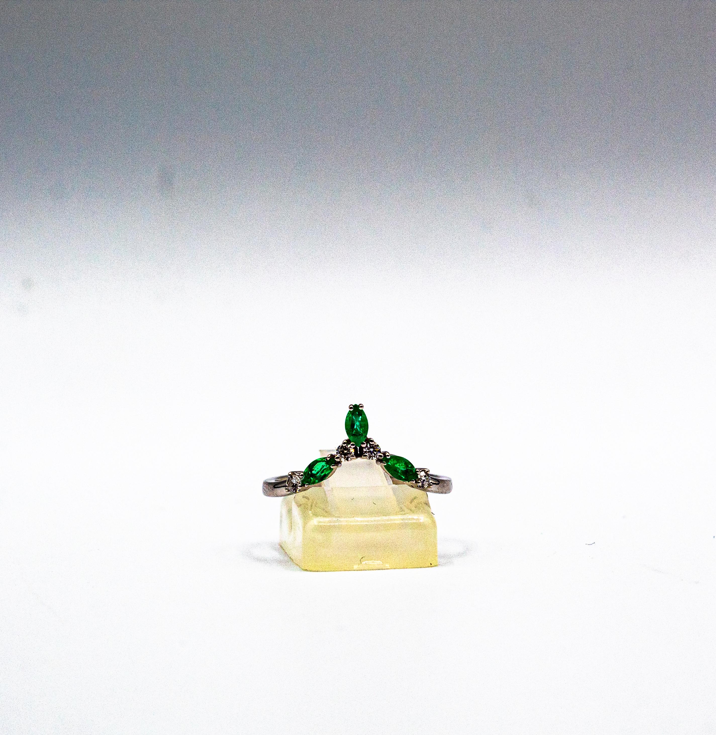 Bague de cocktail en or blanc de style Art déco avec émeraude taille baguette et diamant blanc en vente 1