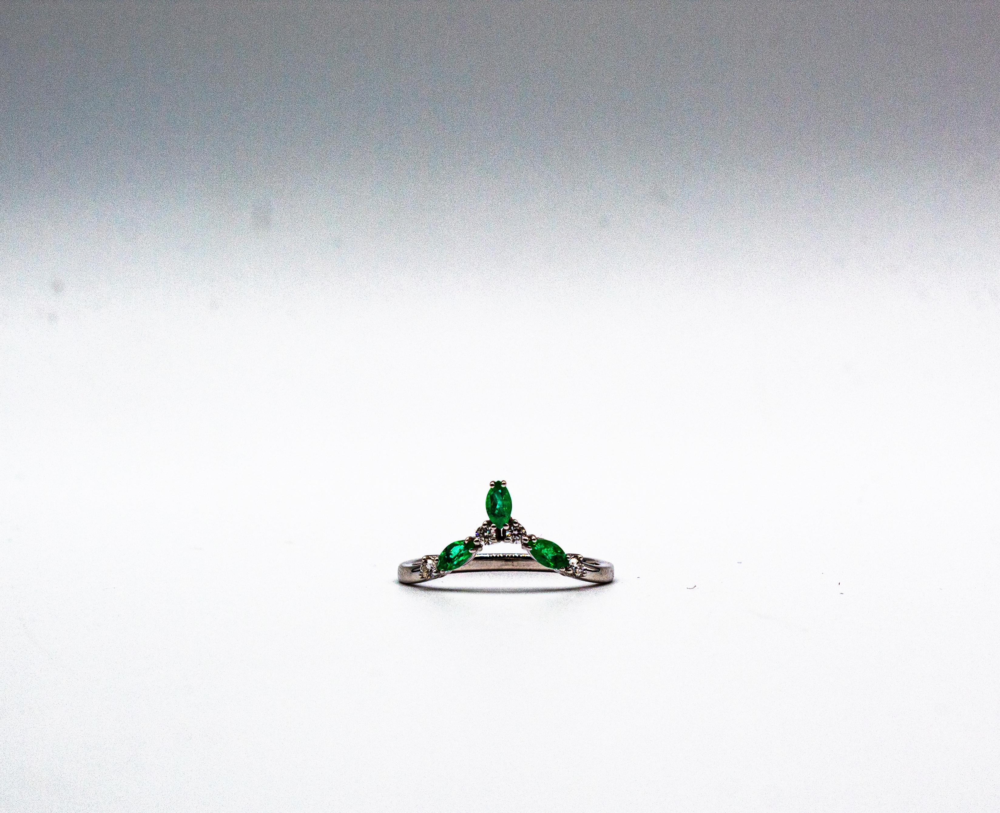 Bague de cocktail en or blanc de style Art déco avec émeraude taille baguette et diamant blanc en vente 2