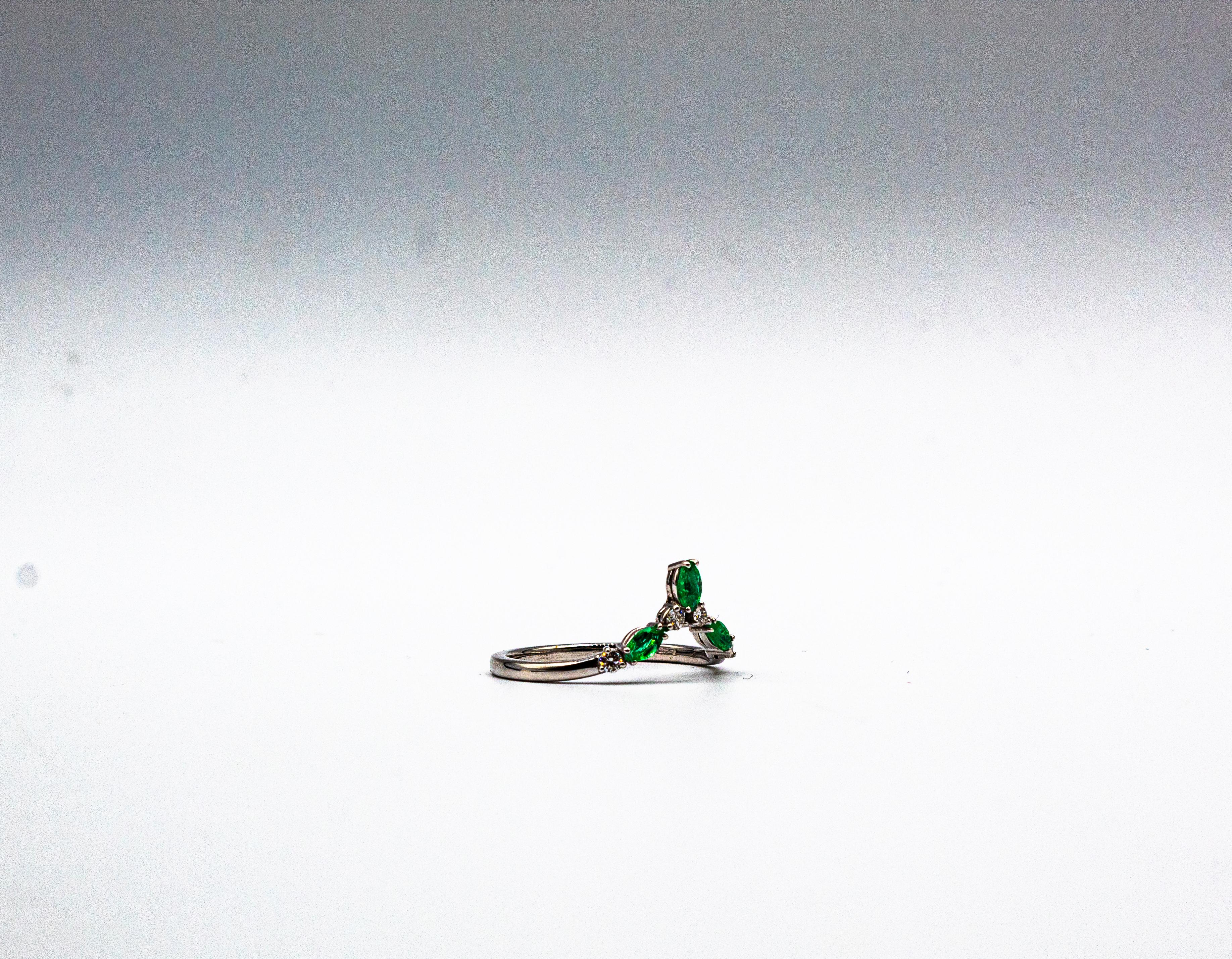 Bague de cocktail en or blanc de style Art déco avec émeraude taille baguette et diamant blanc en vente 4