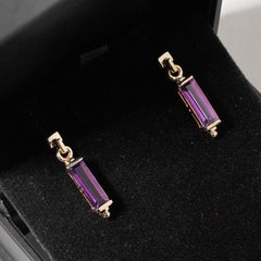Boucles d'oreilles pendantes de style Art déco en or 9 carats, serties en castane d'une améthyste violette taille baguette