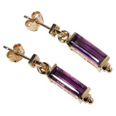 Boucles d'oreilles pendantes de style Art déco en or 9 carats, serties en castane d'une améthyste violette taille baguette
