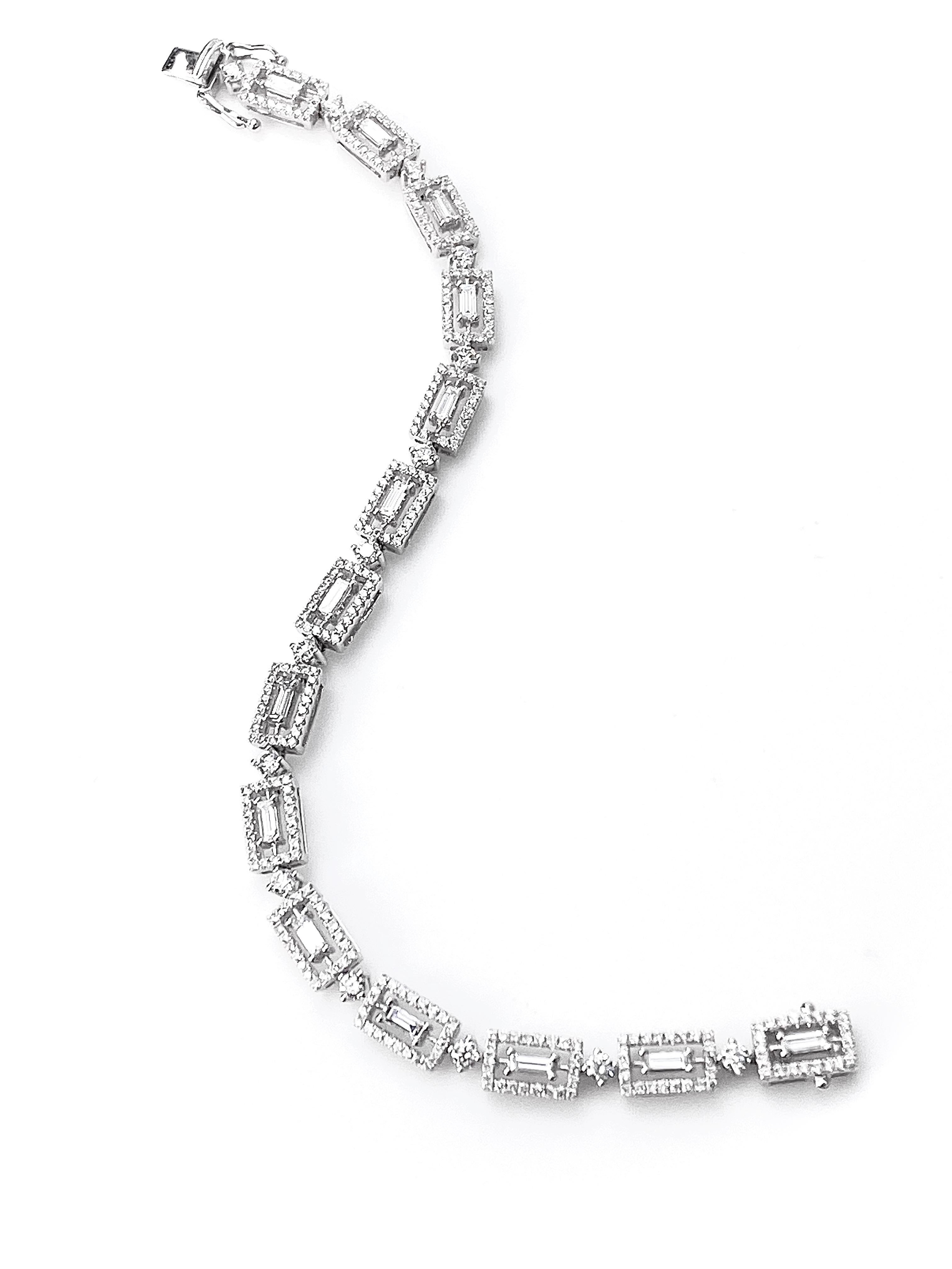 Ladies' bracelet in 18kt white gold set with 3.27ct total weight of diamonds. 14 baguette diamonds totalling 0.99ct surrounded by a frame of round brilliant diamonds equal to 1.38ct total separated by 14 round brilliant diamonds totalling 0.90ct.