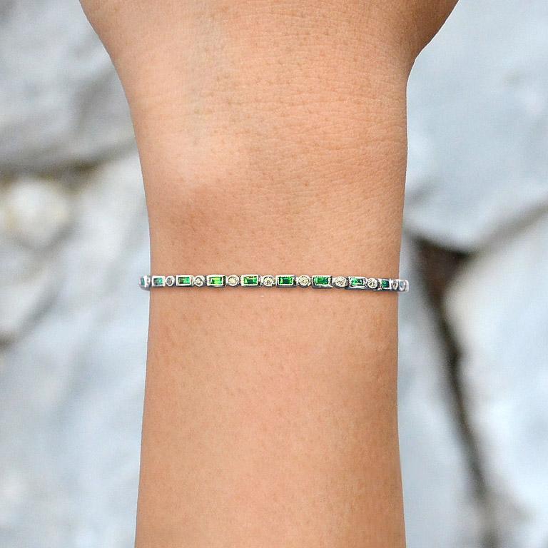 Estilo Art Déco  Esmeralda Baguette y Diamante Redondo Tenis Línea Pulsera Oro Blanco en venta 2