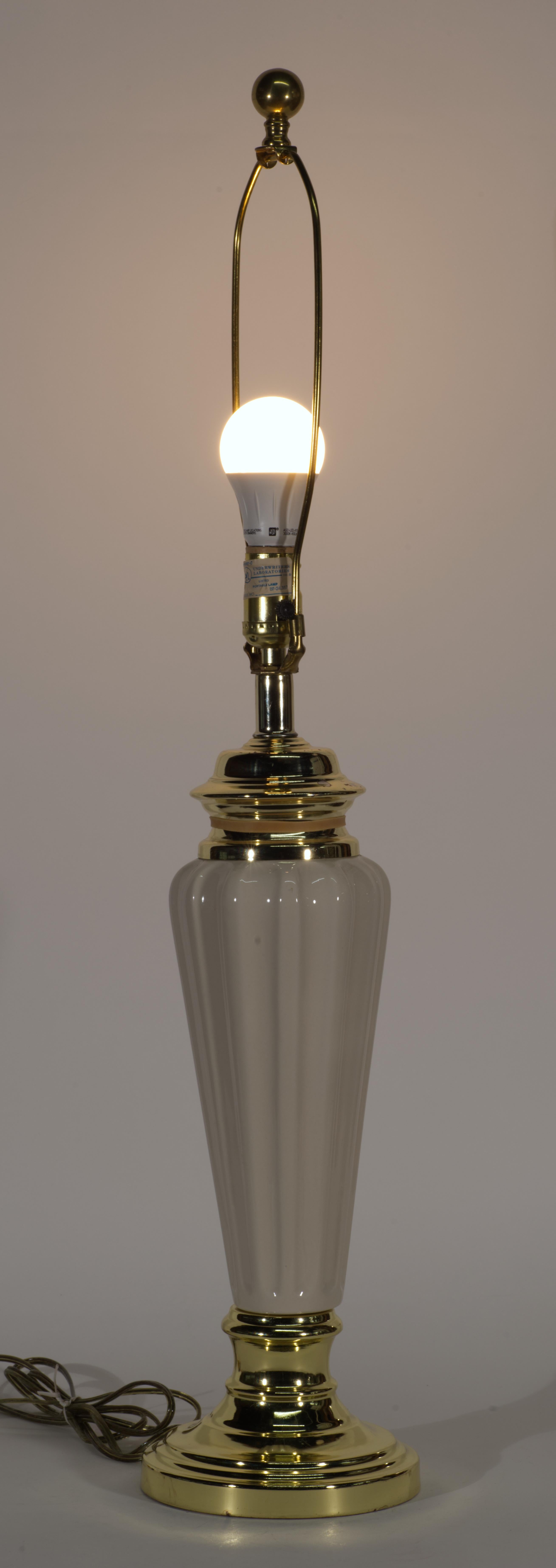 Lampe de table en forme d'urne balustre de style Art déco, céramique Off-White et laiton en vente 4
