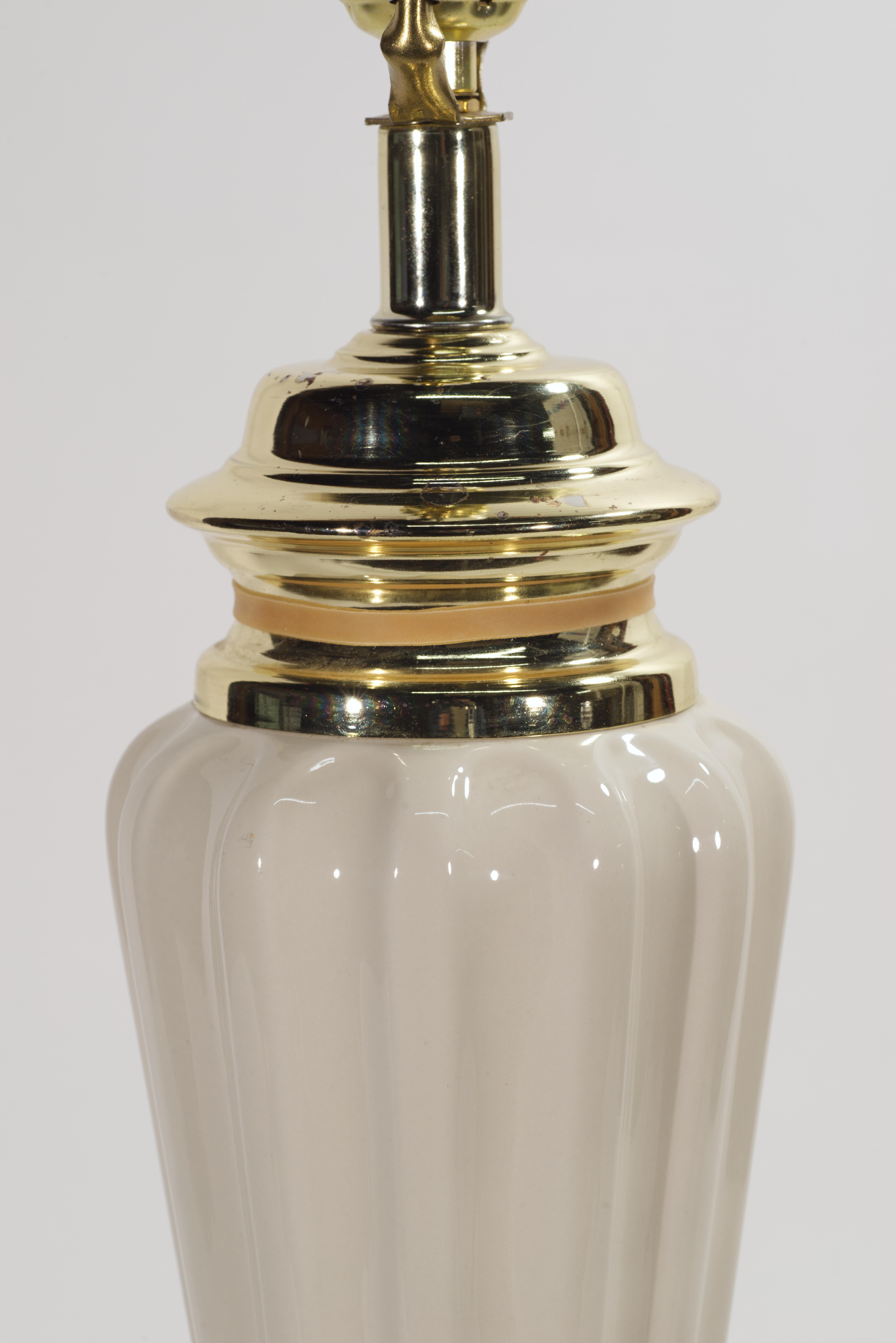  Élégante lampe de table vintage avec corps en céramique striée de forme balustre, montée sur une base en laiton à gradins et équipée d'un plateau et de fixations en laiton. La texture verticale graphique sur la partie en céramique juxtapose les