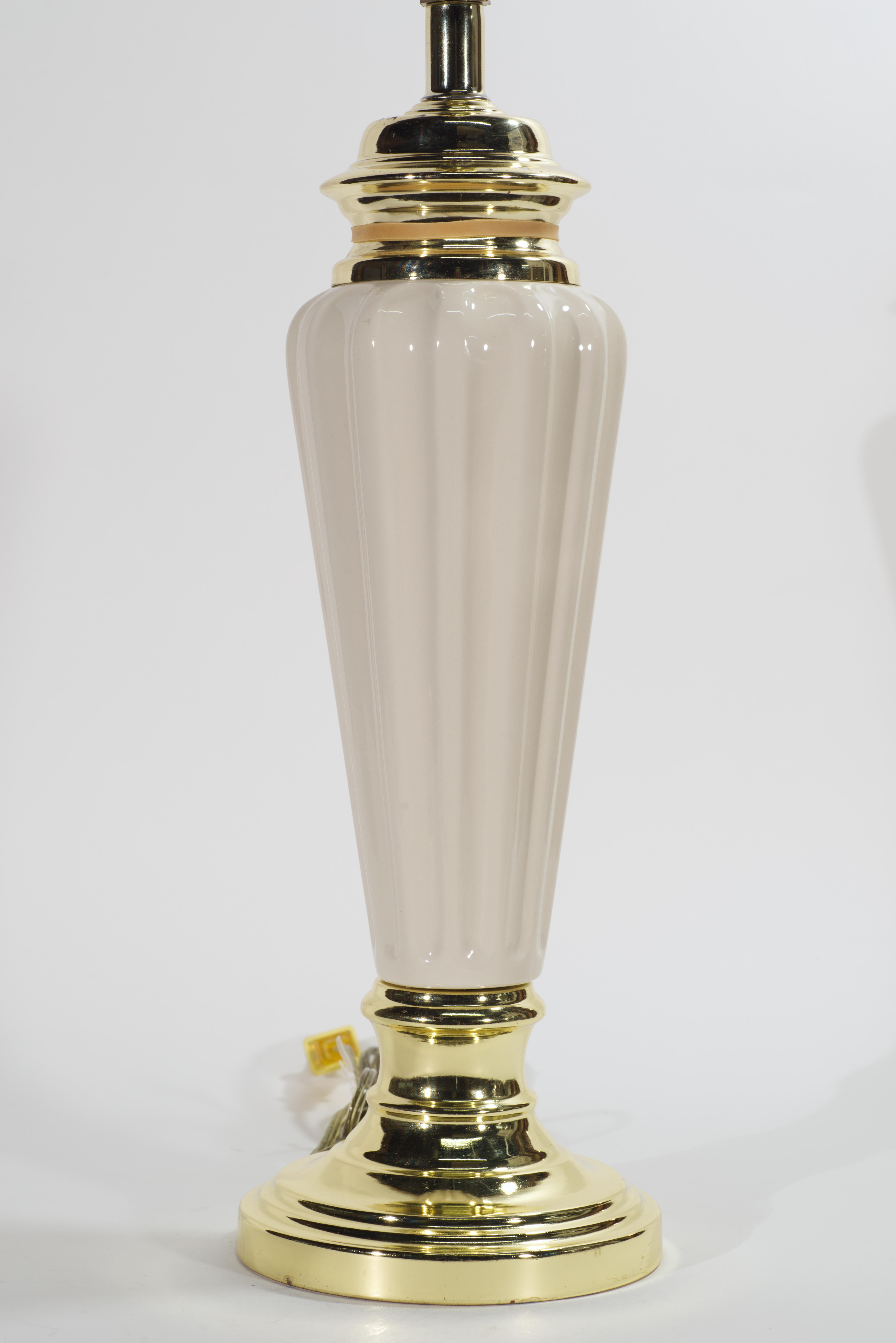 Vernissé Lampe de table en forme d'urne balustre de style Art déco, céramique Off-White et laiton en vente