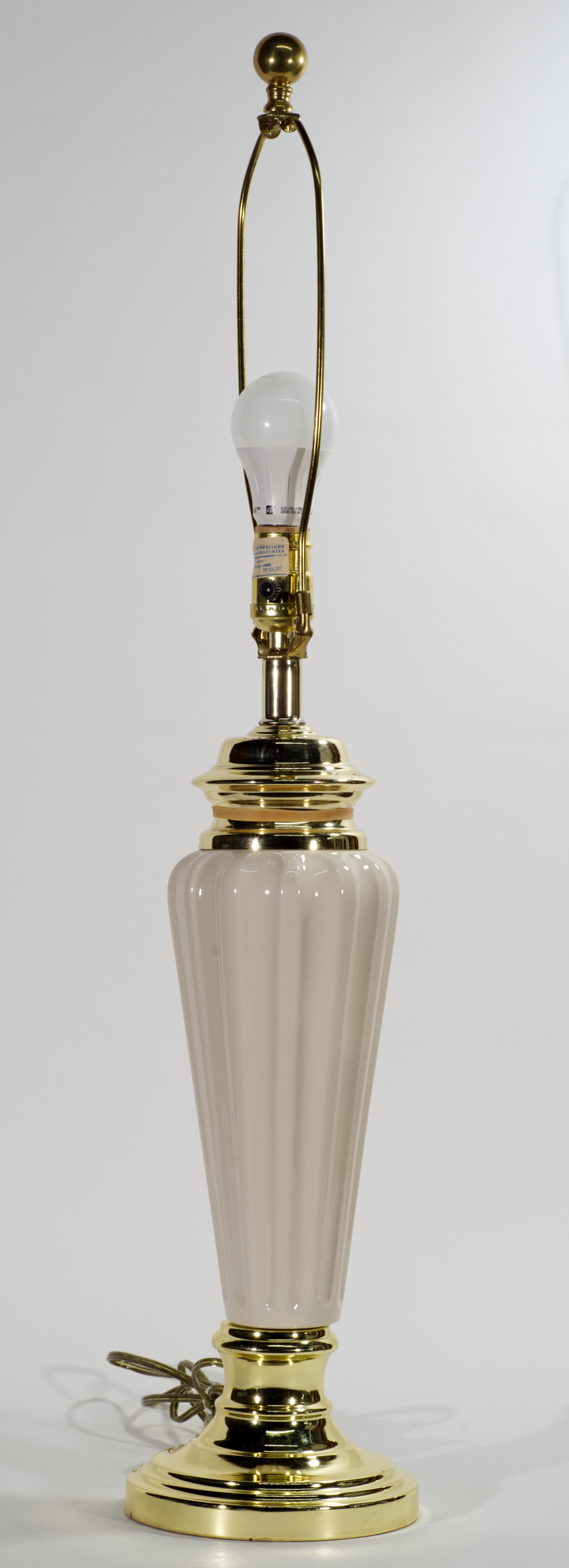 Lampe de table en forme d'urne balustre de style Art déco, céramique Off-White et laiton Bon état - En vente à Clifton Springs, NY