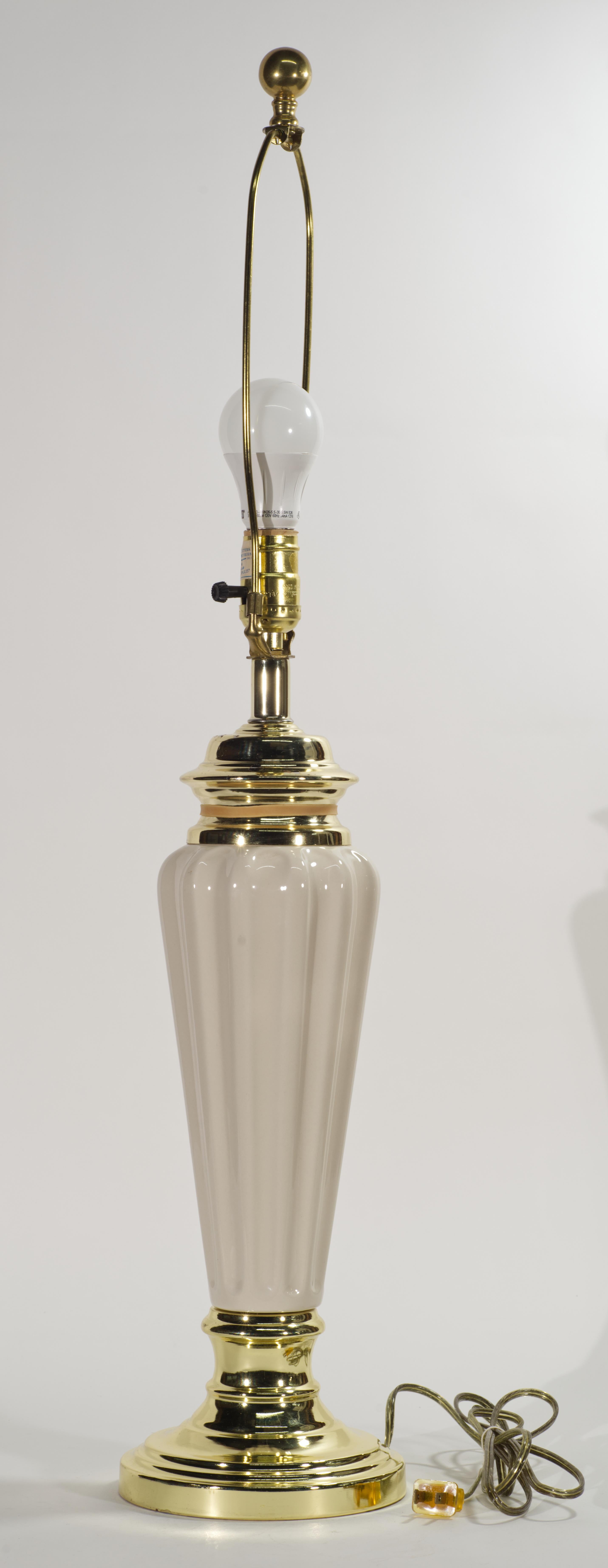 20ième siècle Lampe de table en forme d'urne balustre de style Art déco, céramique Off-White et laiton en vente