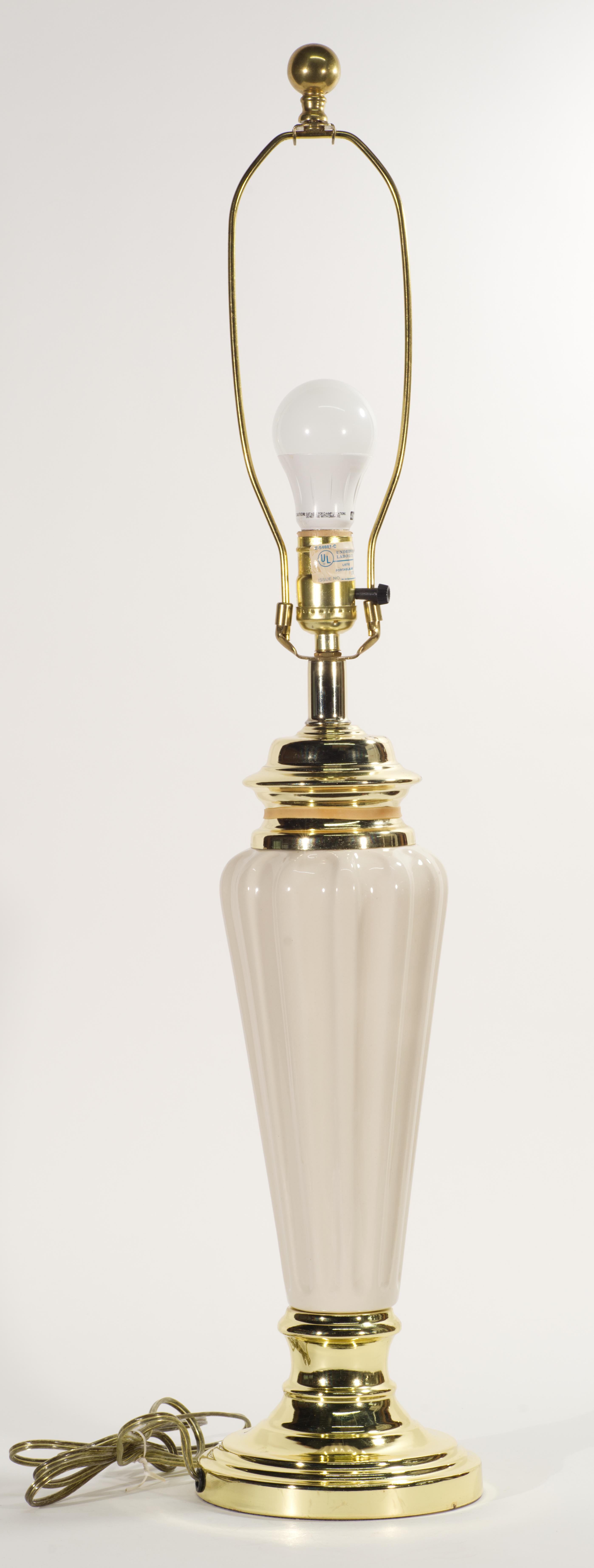 Céramique Lampe de table en forme d'urne balustre de style Art déco, céramique Off-White et laiton en vente
