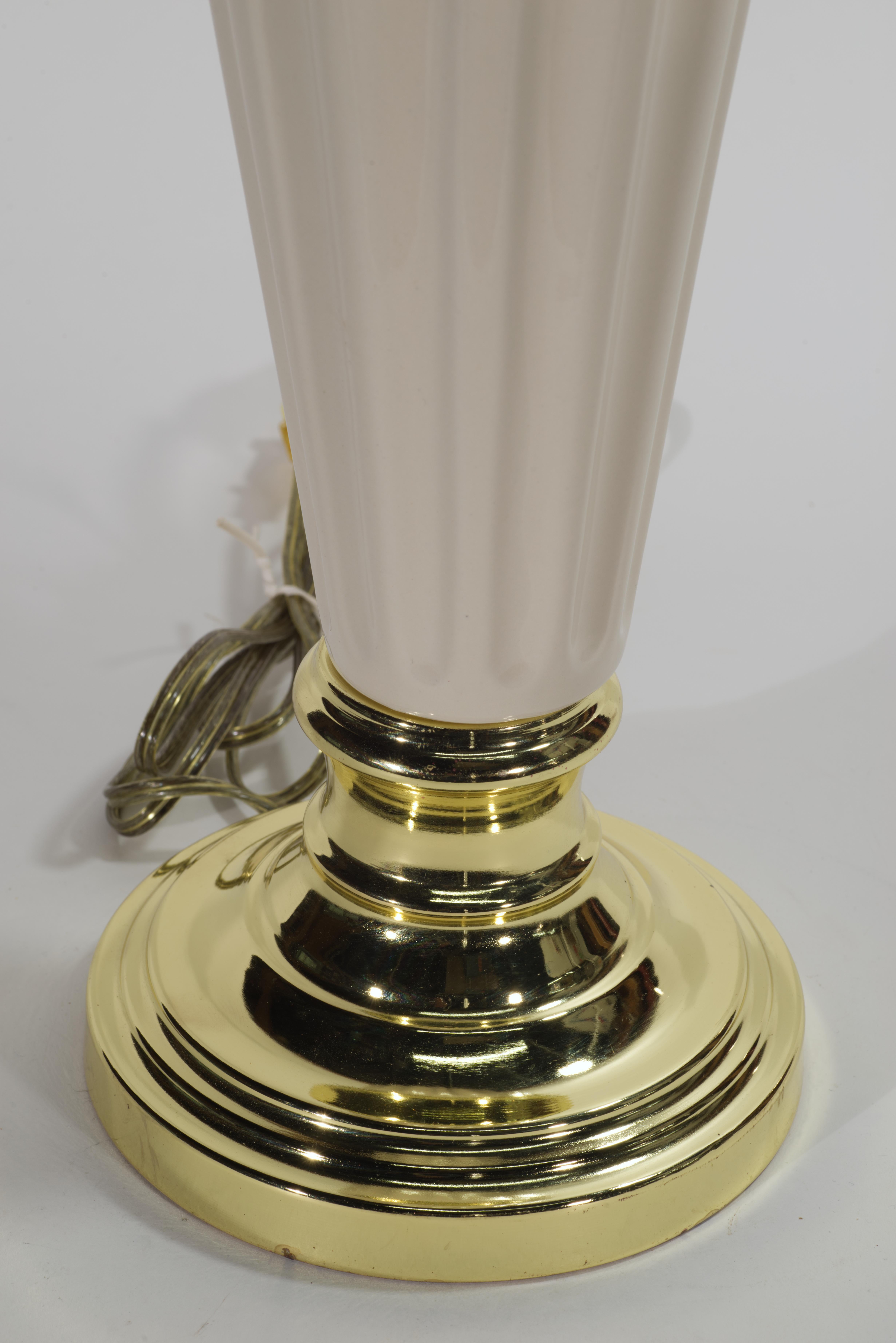 Lampe de table en forme d'urne balustre de style Art déco, céramique Off-White et laiton en vente 3