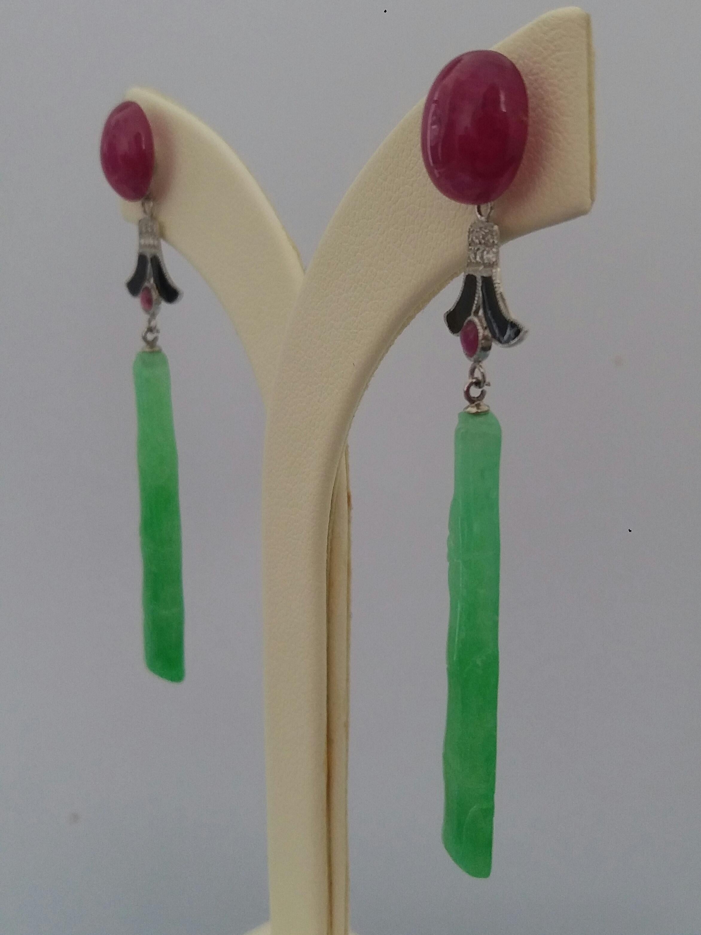 la parte superiore presenta 2 grandi rubini cabochon, poi abbiamo una parte centrale in oro bianco con diamanti smaltati neri e 2 piccoli rubini cabochon rotondi, infine la parte inferiore è composta da 2 giade birmane incise a forma di bambù
Nel
