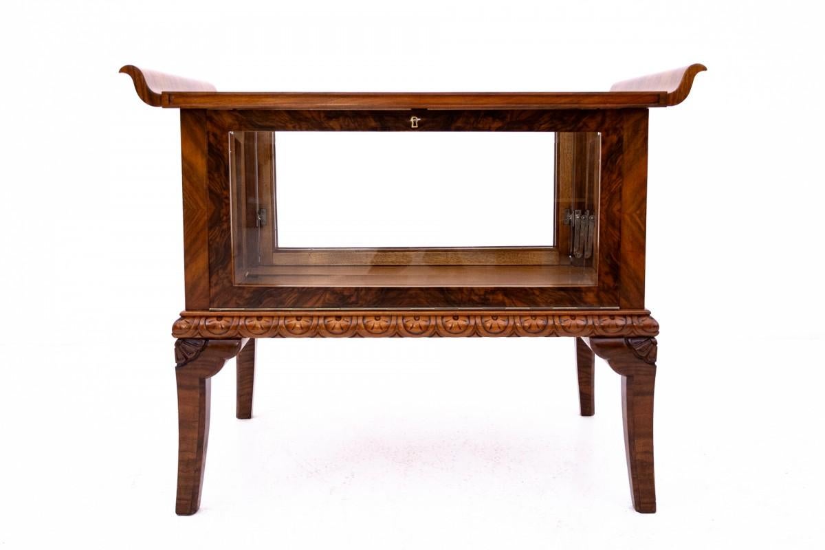 Art Deco bar from the 1930s, France.

The furniture is in very good condition after professional renovation.

Dimensions: height 66 cm / width 84 cm / depth 45 cm