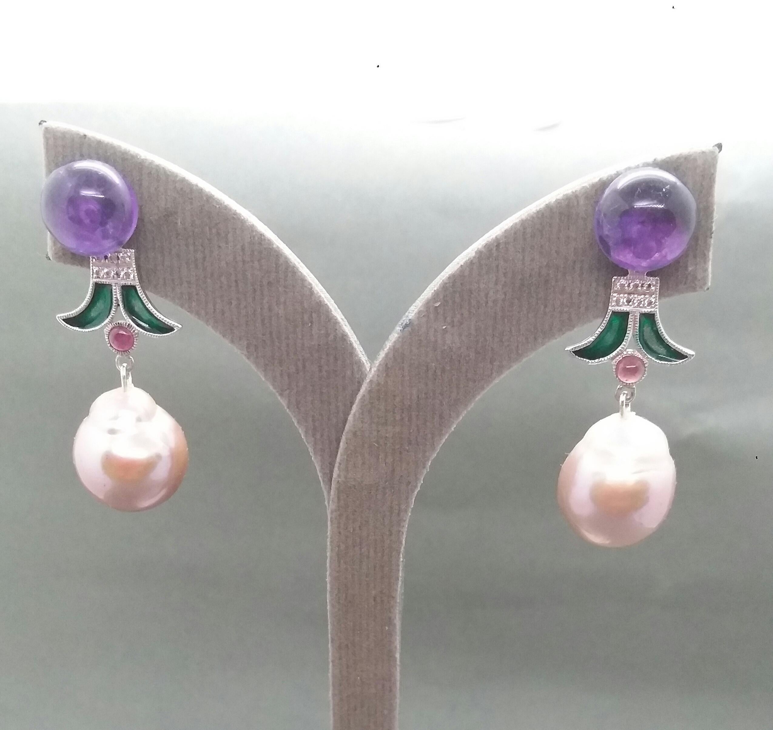Orecchini barocchi in stile Art Déco con perle, ametista, rubino e diamanti, smalto verde e oro in vendita 3