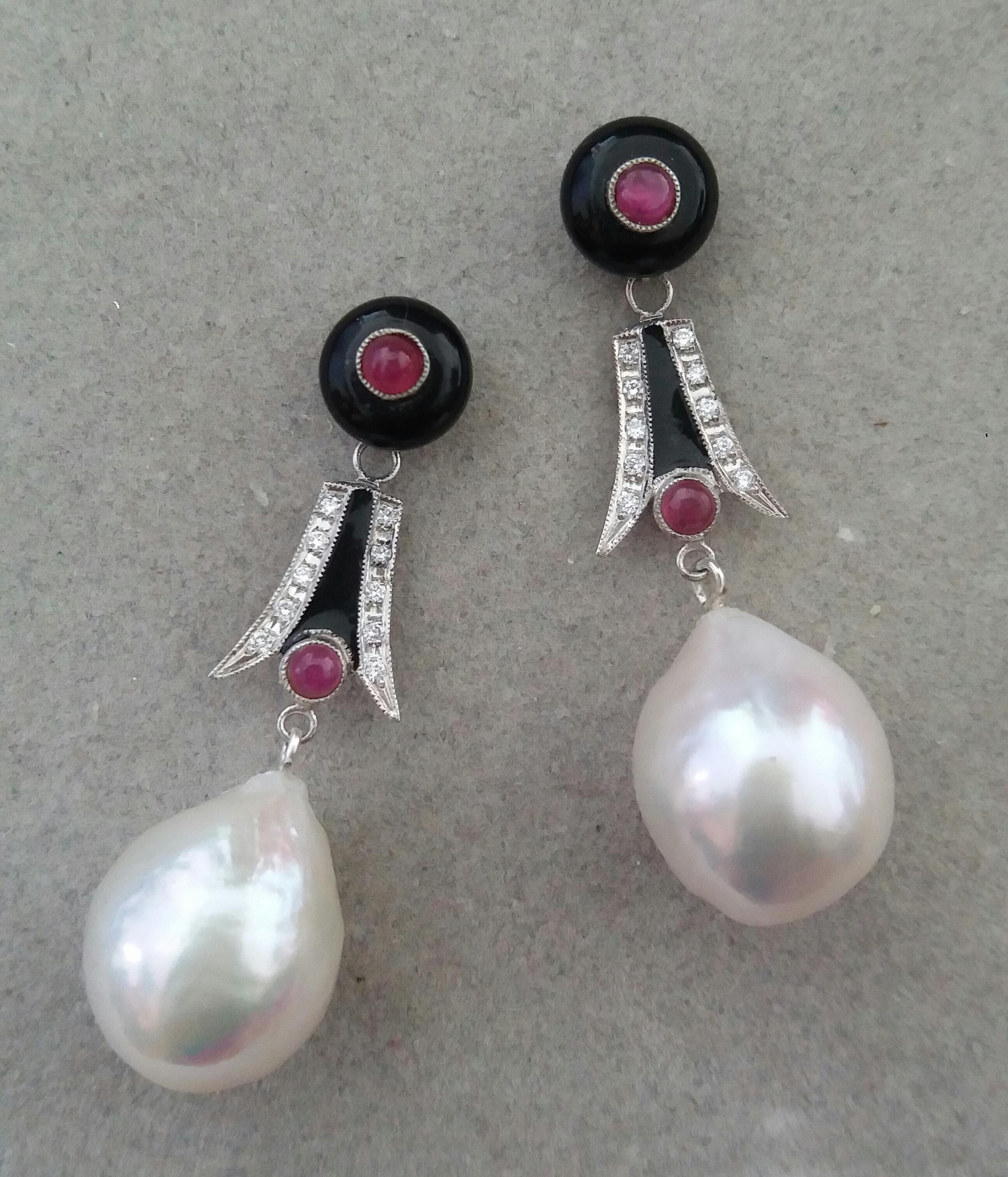 Taille mixte Boucles d'oreilles de style Art déco en perles baroques, or, diamants, rubis, onix noire et émail en vente