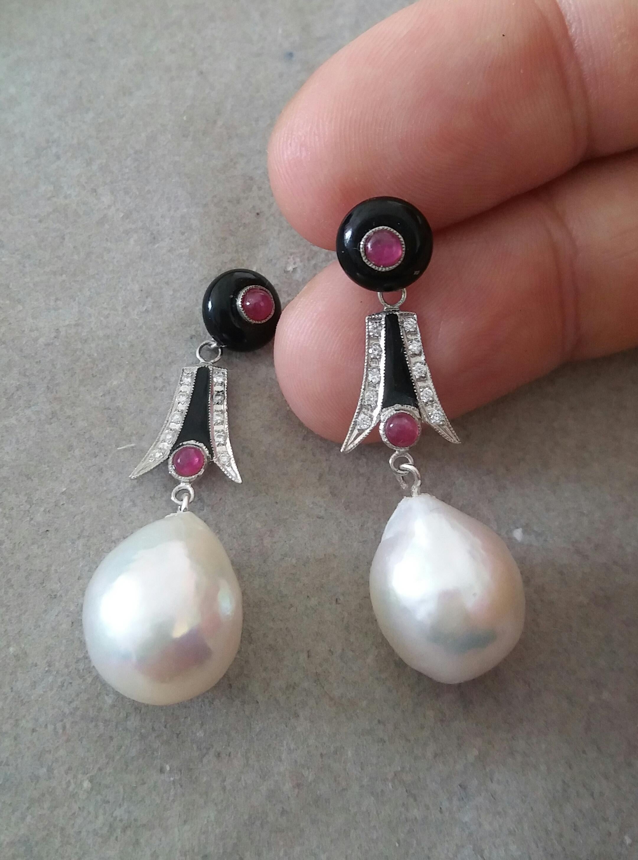 Taglio misto Orecchini barocchi in stile Art Deco con perle, oro e diamanti, rubino e smalto nero Onix in vendita