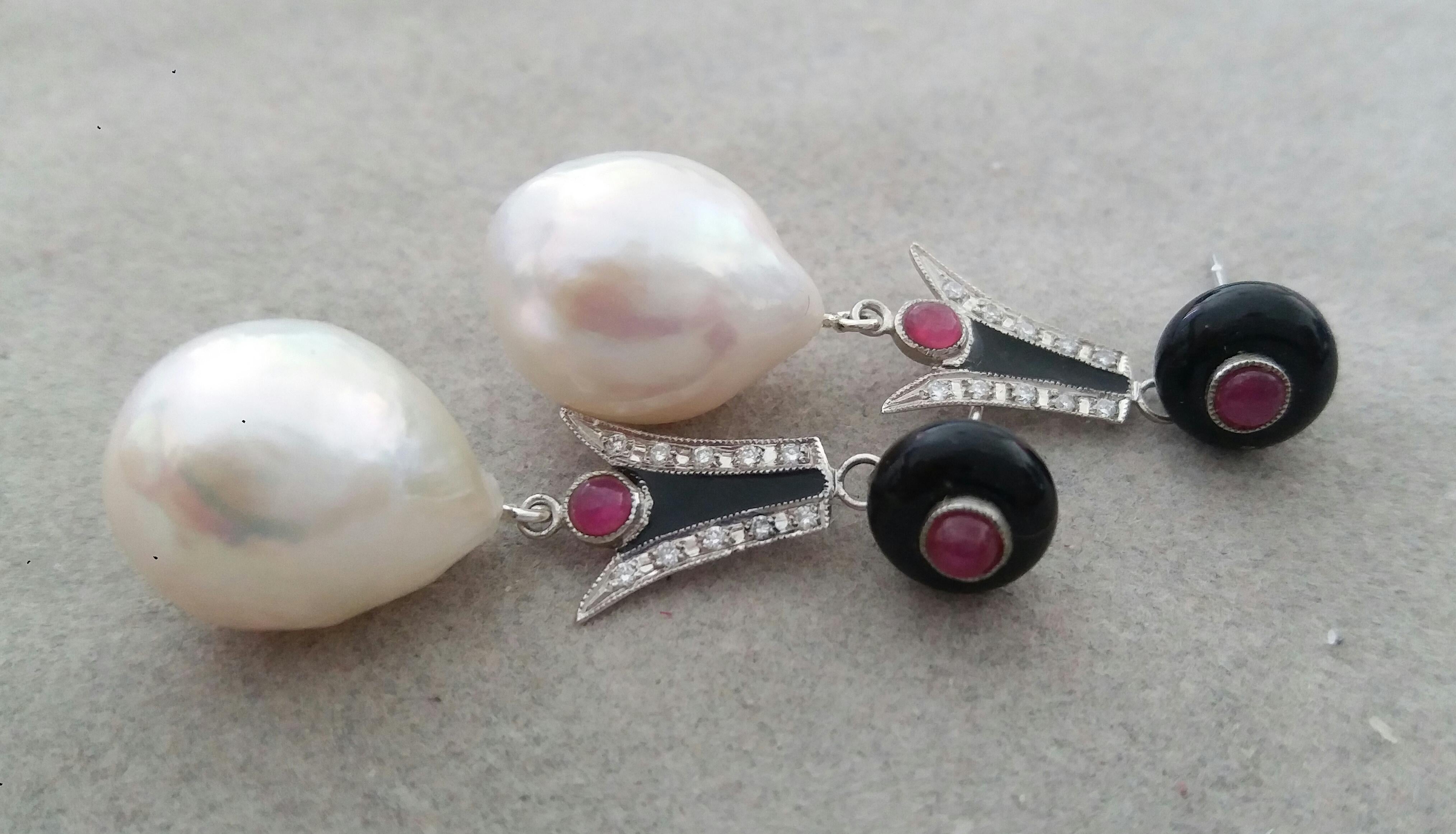 Boucles d'oreilles de style Art déco en perles baroques, or, diamants, rubis, onix noire et émail Pour femmes en vente