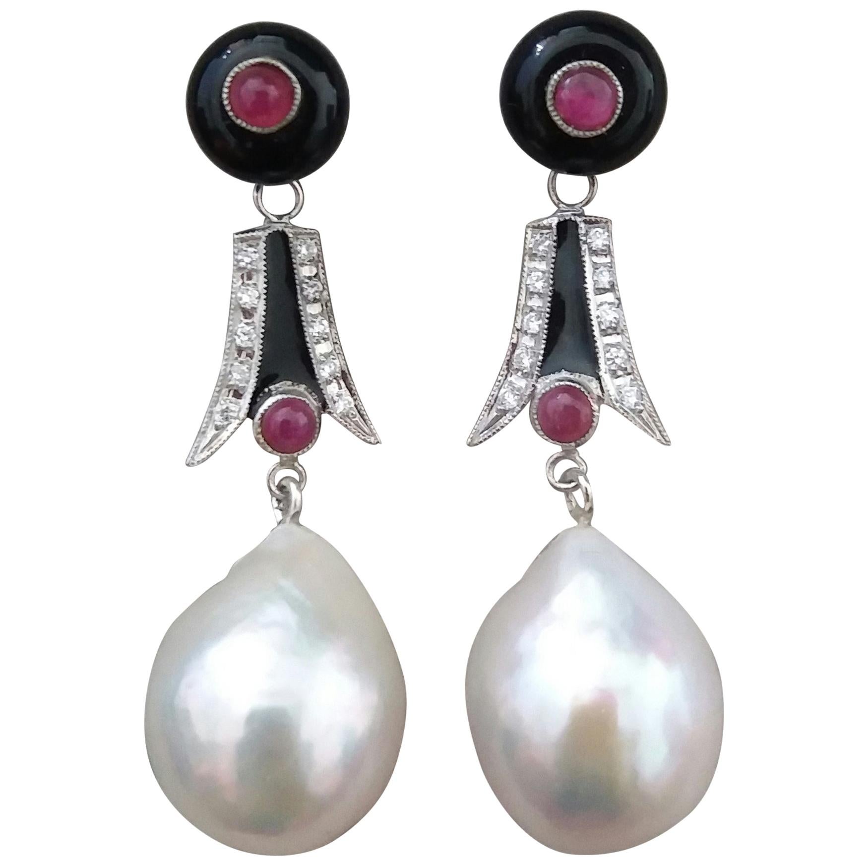 Boucles d'oreilles de style Art déco en perles baroques, or, diamants, rubis, onix noire et émail