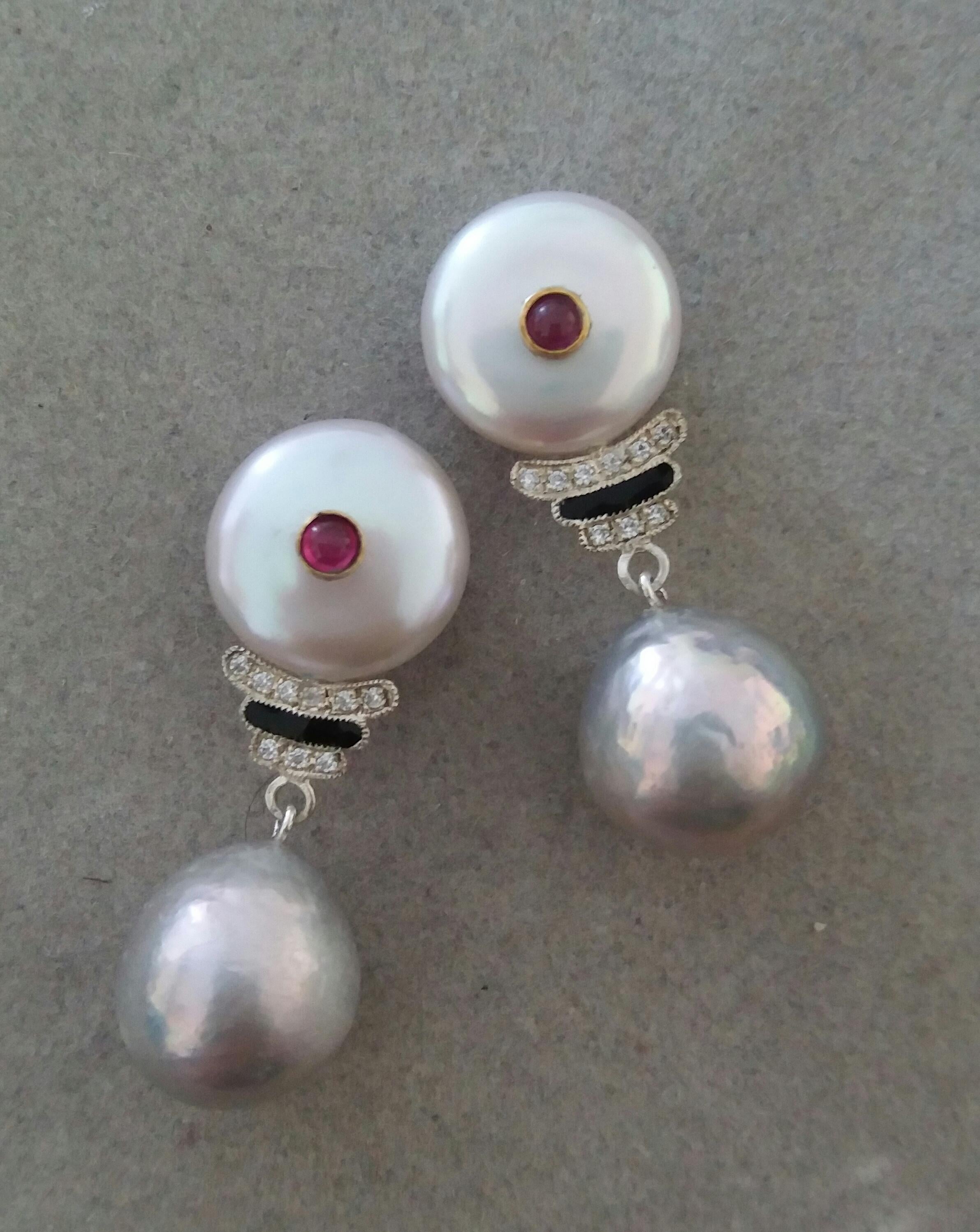Art Deco Stil Barock Perlen Gold Smaragde Diamanten Emaille Grau Perlen Ohrringe (Art déco) im Angebot