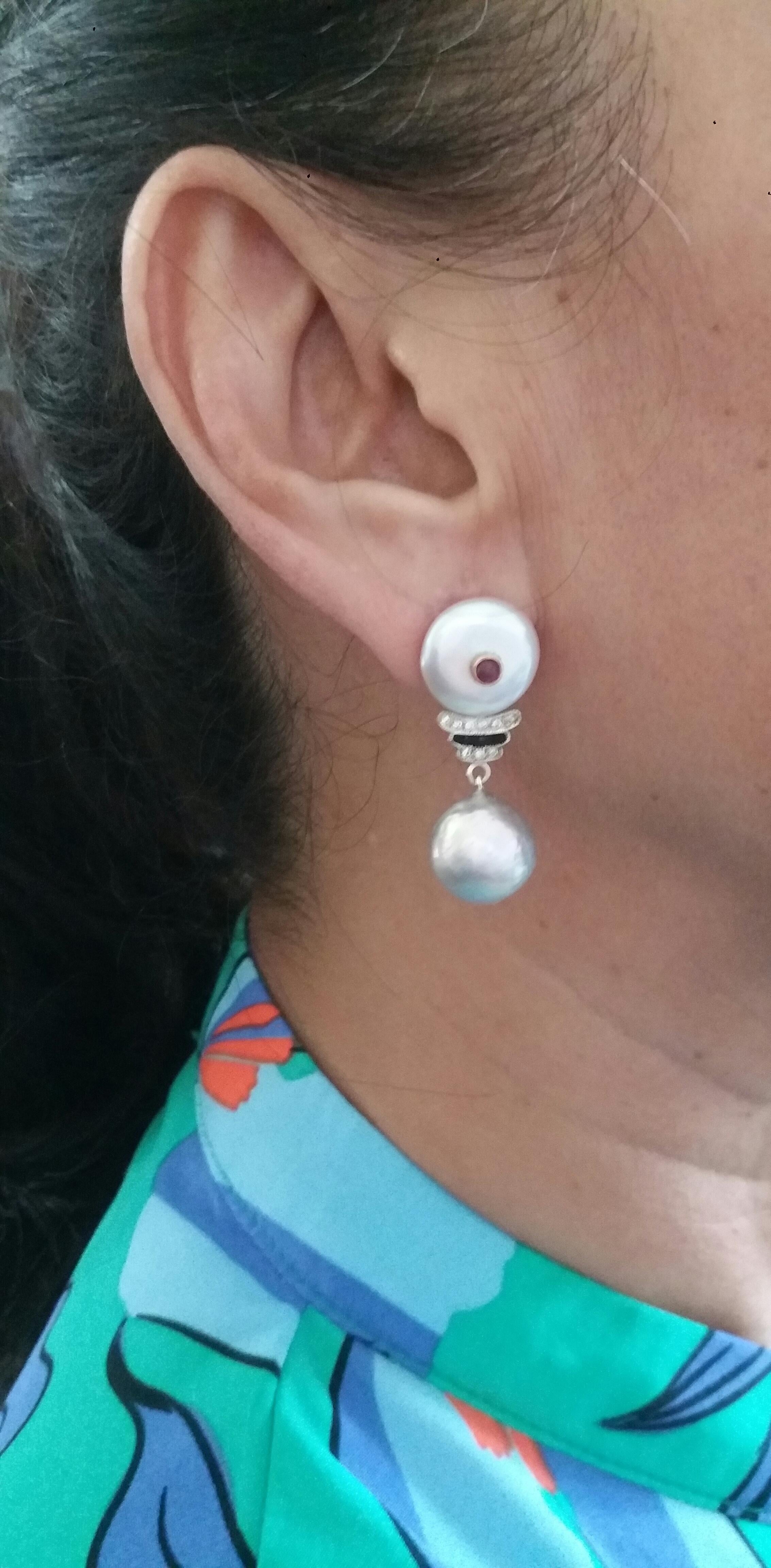 Orecchini barocchi in stile Art Deco con perle d'oro, smeraldi, diamanti, smalto e perle grigie in vendita 1