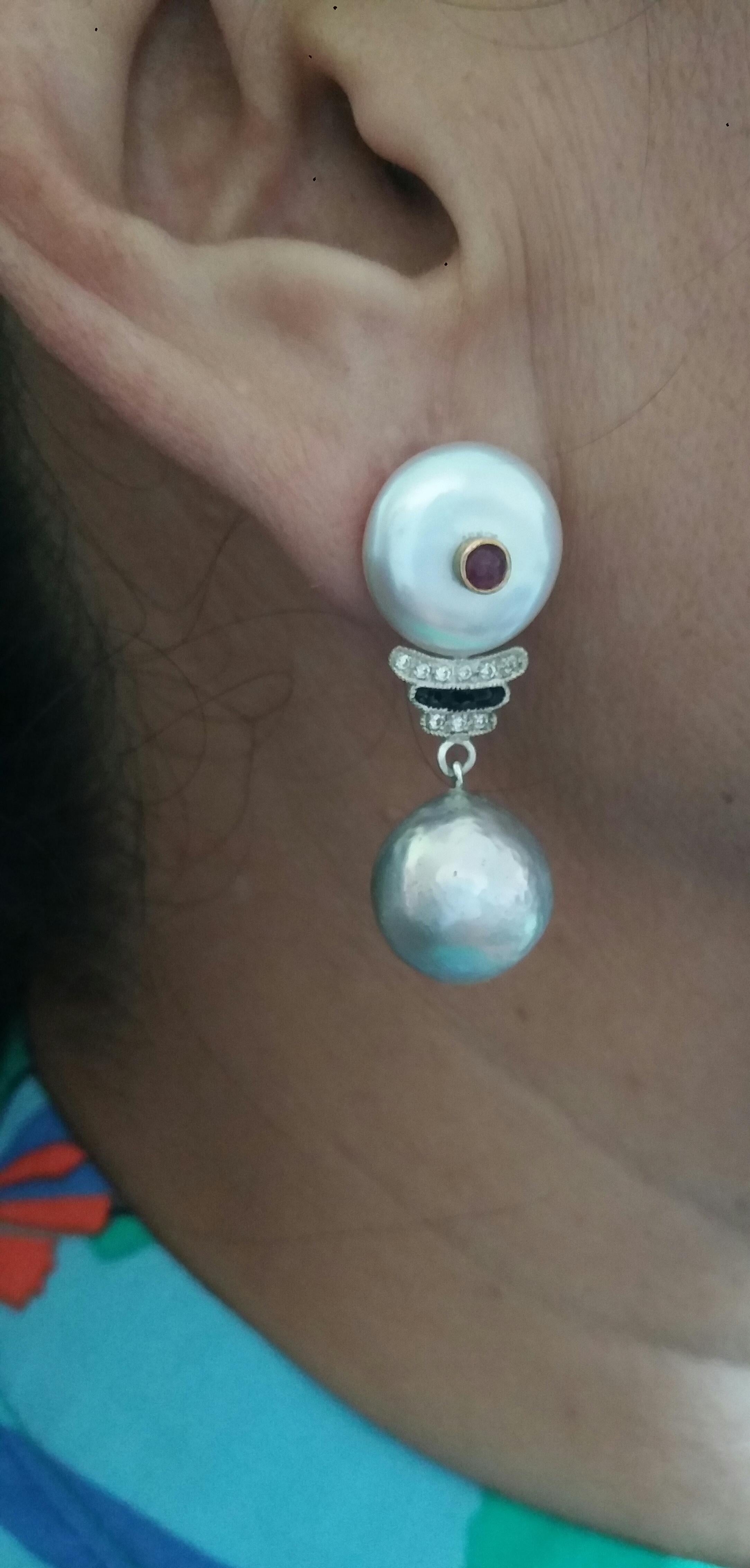 Orecchini barocchi in stile Art Deco con perle d'oro, smeraldi, diamanti, smalto e perle grigie in vendita 2