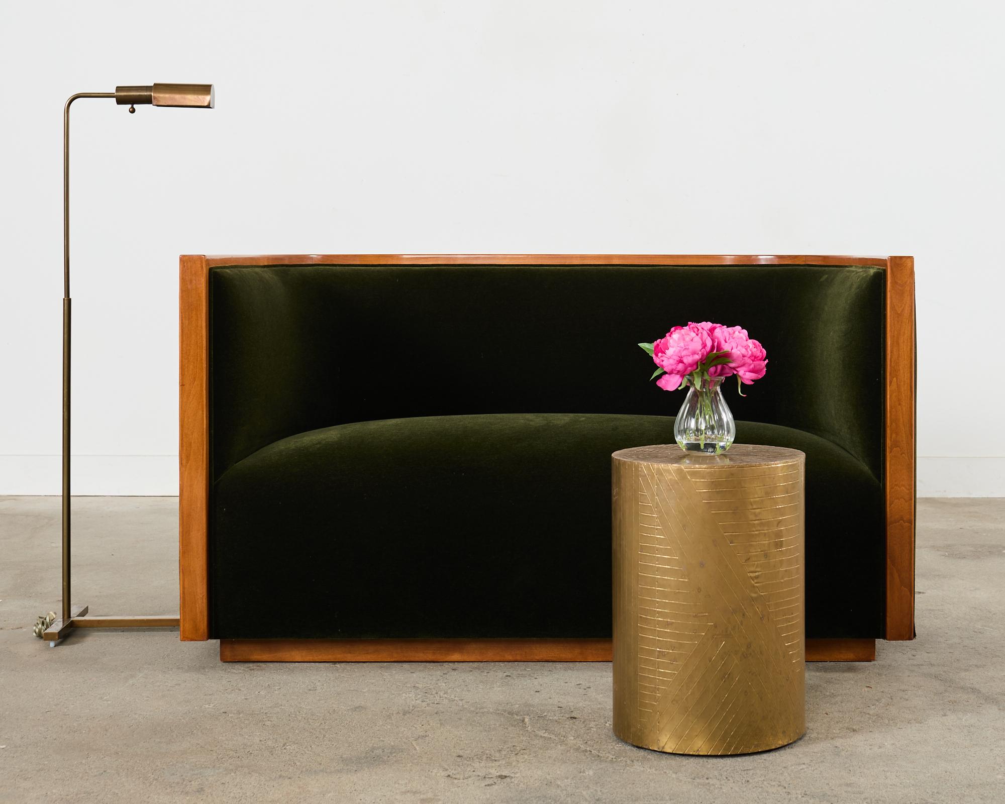 Dramatisches Birkensofa oder -sofa im Art-Déco-Stil, hergestellt in der Art und Weise und im Stil von Jules Leleu. Das Sofa ist mit einem plüschigen, dunkel smaragdgrünen Mohairbezug ausgestattet, der einen schönen Kontrast zum honigfarbenen