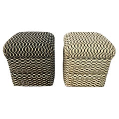 Paire de poufs ou tabourets cubiques noirs et blancs cassé de style Art Déco, pouvant être ajustés