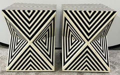 Beistelltisch oder Hocker aus schwarzem und weißem Kunstharz im Art-Déco-Stil:: ein Paar