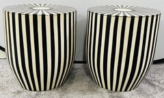 Beistelltisch oder Hocker aus schwarzem und weißem Kunstharz im Art-Deco-Stil:: ein Paar