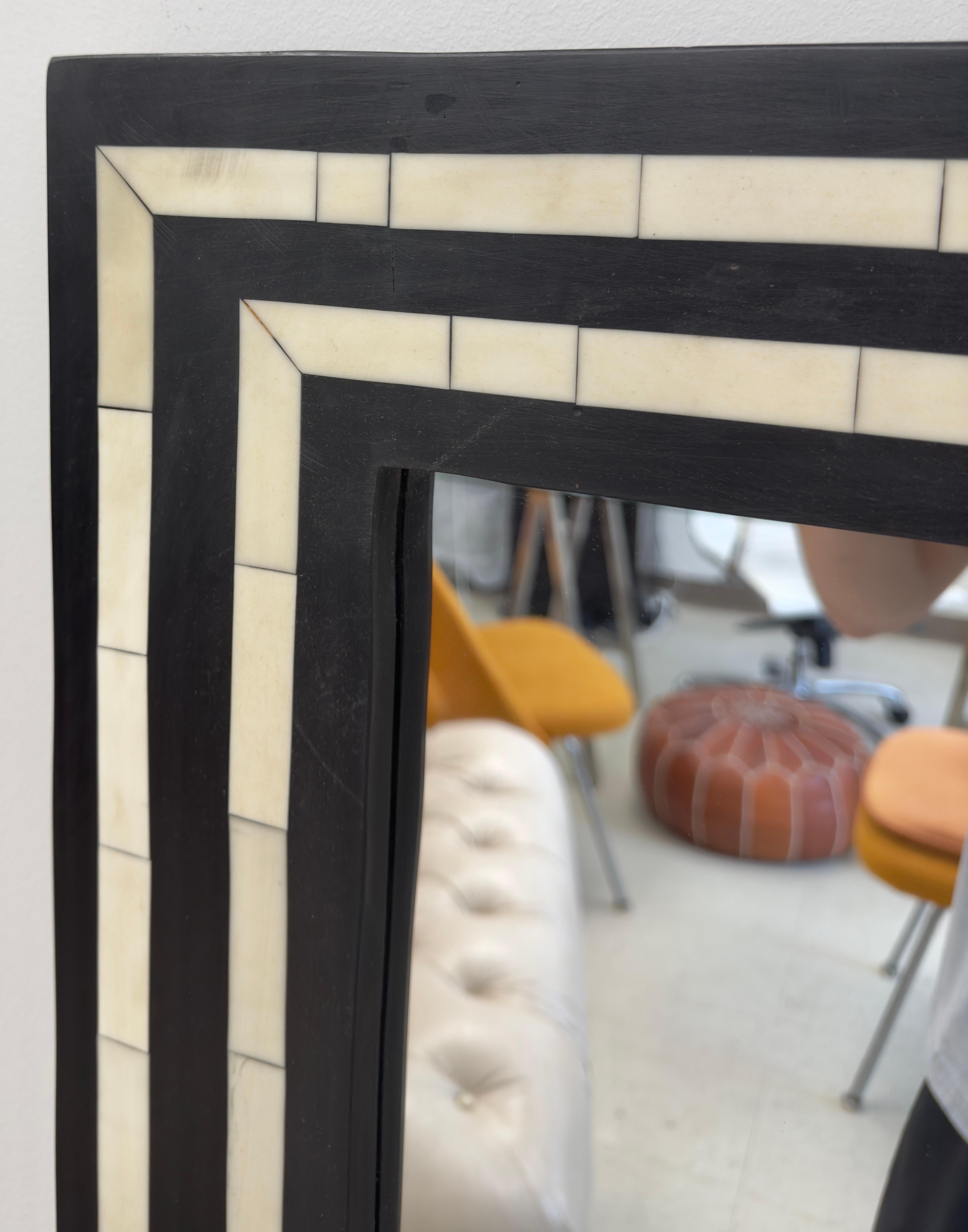 Wand- oder Konsolenspiegel aus schwarzem und weißem Harz im Art-déco-Stil (20. Jahrhundert) im Angebot