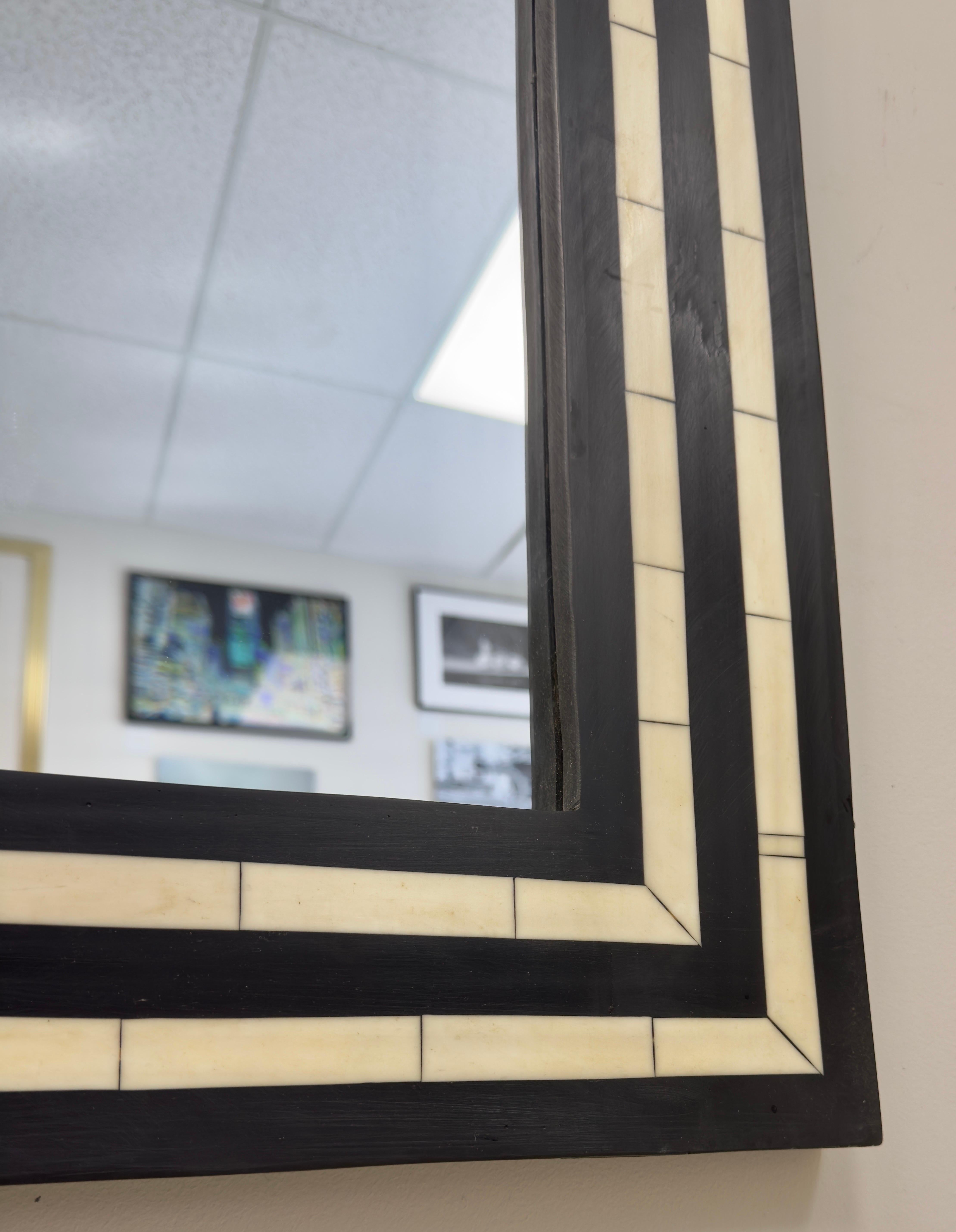 Wand- oder Konsolenspiegel aus schwarzem und weißem Harz im Art-déco-Stil im Angebot 1
