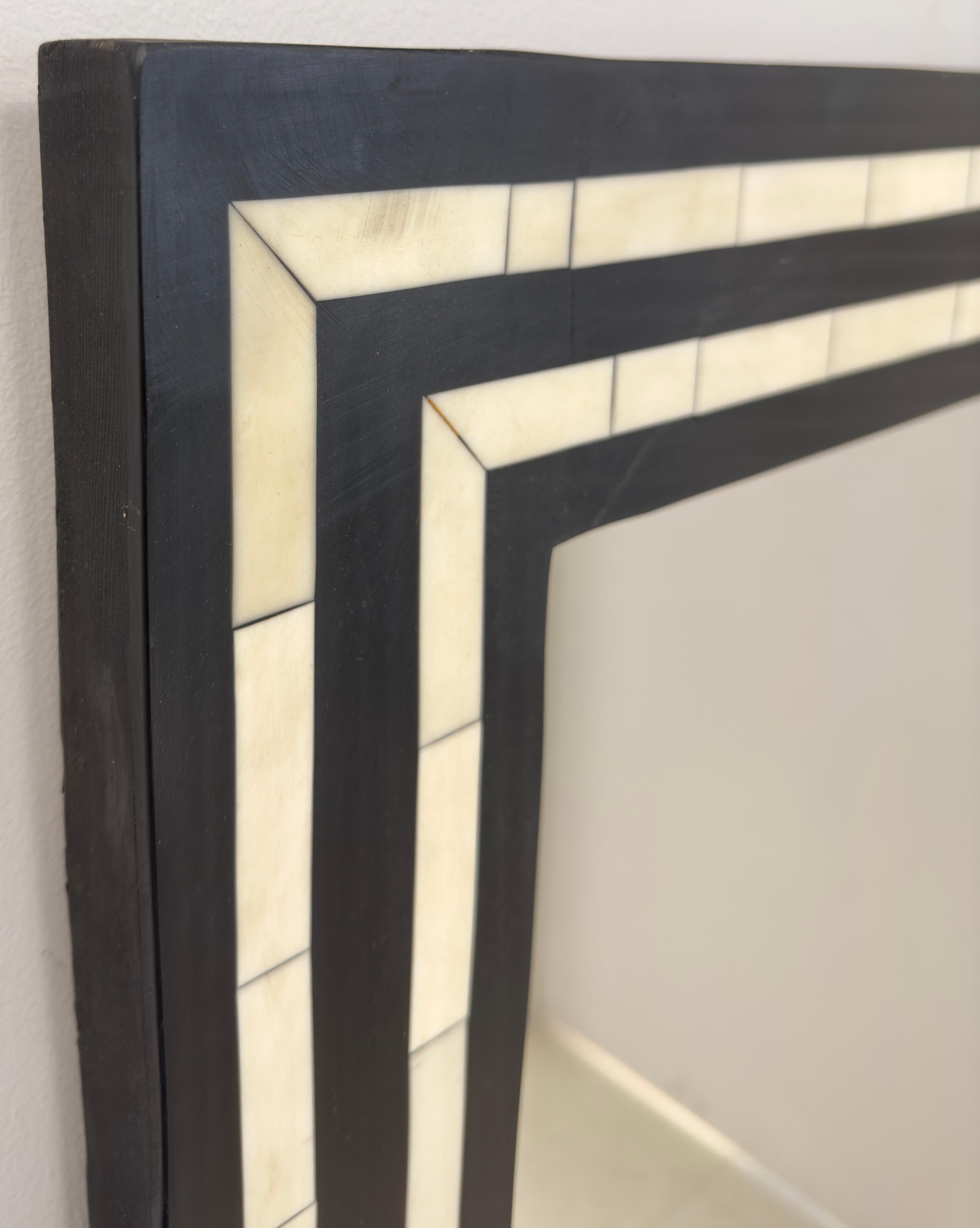 Wand- oder Konsolenspiegel aus schwarzem und weißem Harz im Art-déco-Stil im Angebot 3