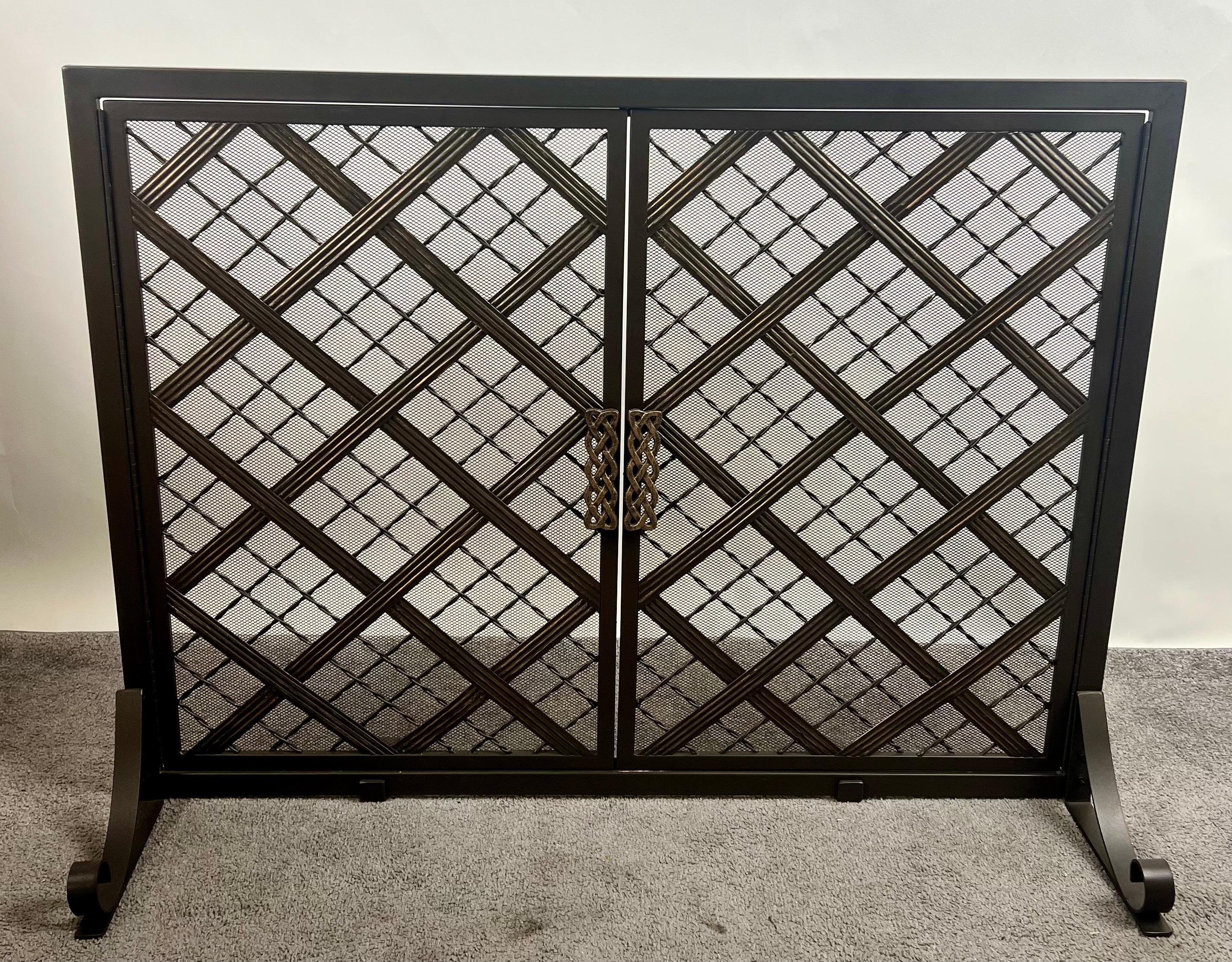 Art Deco Style Black & Bronzed Metal Two-Door & Diamond Design Fireplace Screen In Good Condition For Sale In Plainview, NY