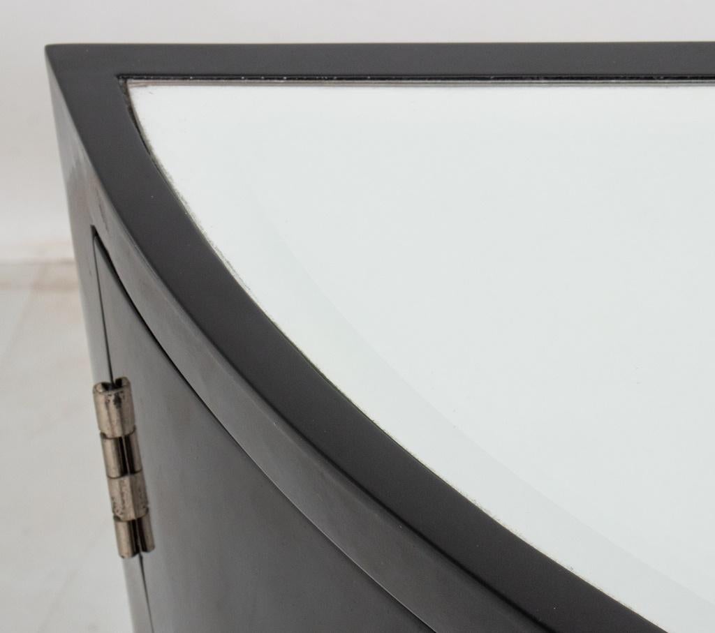 Nord-américain Armoire demi-lune laquée noire de style Art déco en vente