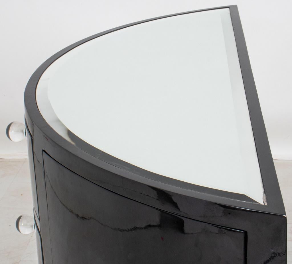 Armoire demi-lune laquée noire de style Art déco en vente 2