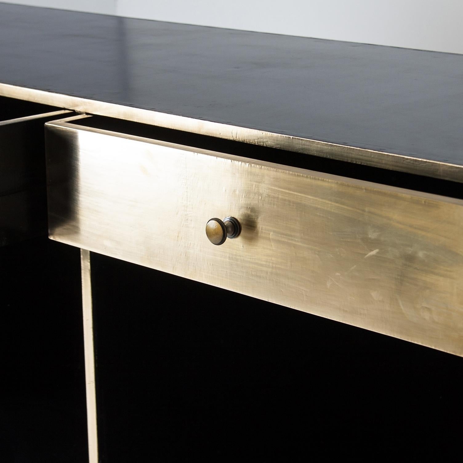 Barschrank oder Counter aus schwarzem Marmor mit Steinplatte und ovaler Messingplatte im Art déco-Stil im Angebot 1