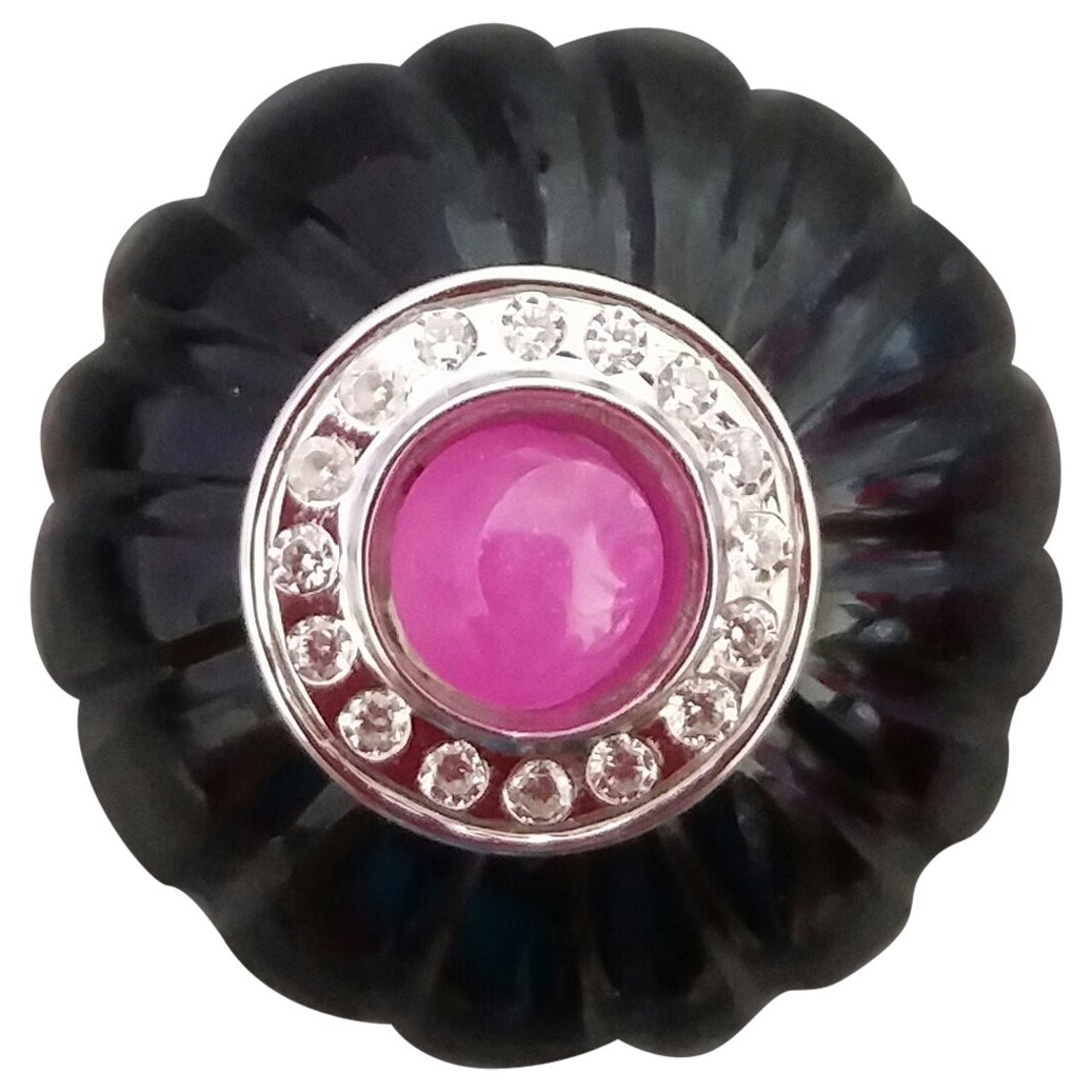 Anello da cocktail in stile Art Carved con rubino a sfera intagliato in oro bianco 14k e diamanti