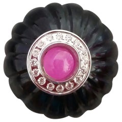 Anello da cocktail in stile Art Carved con rubino a sfera intagliato in oro bianco 14k e diamanti