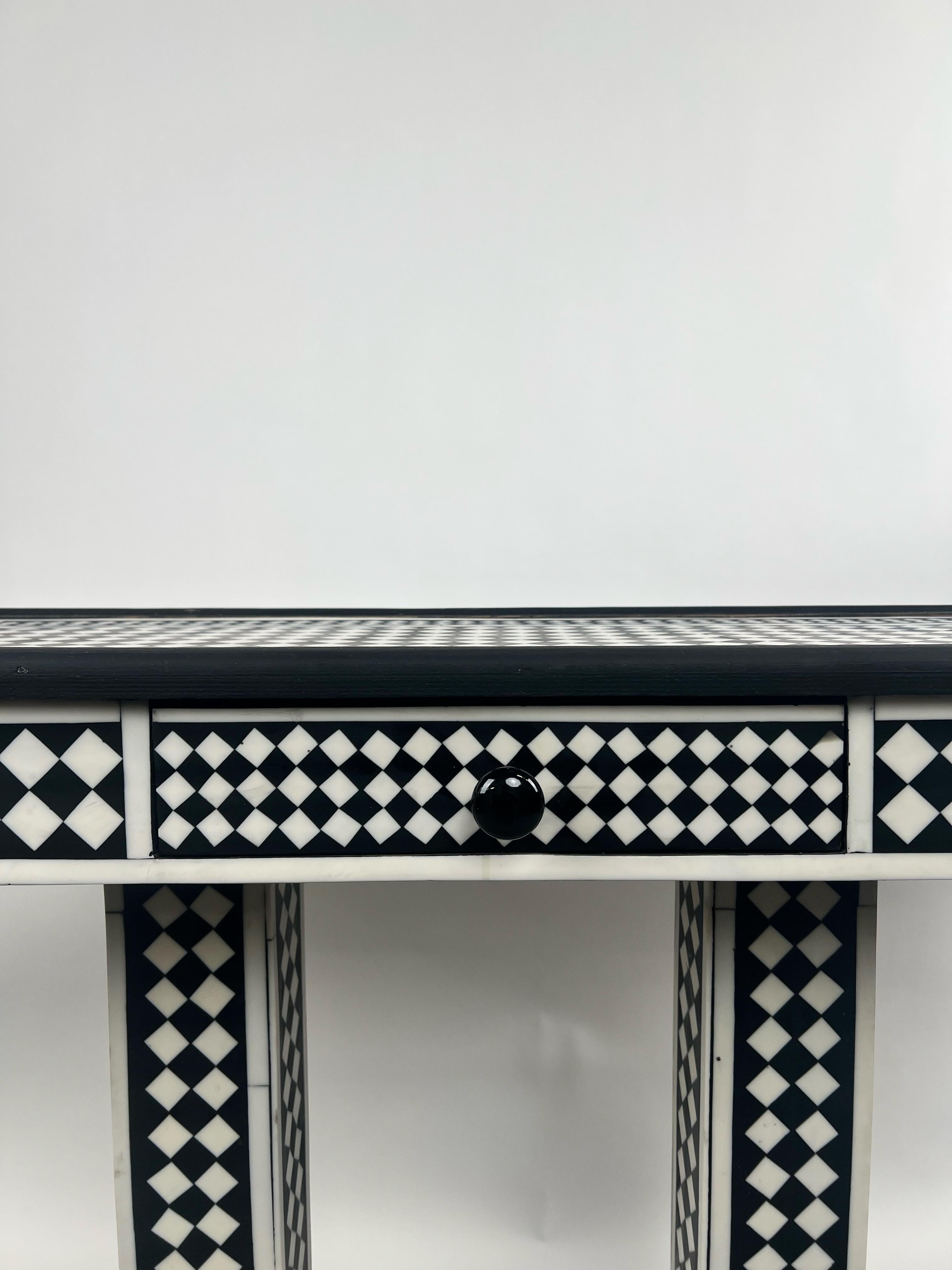 Art Deco Style Black & White Resin Console Table in Diamond Pattern In Good Condition For Sale In Plainview, NY