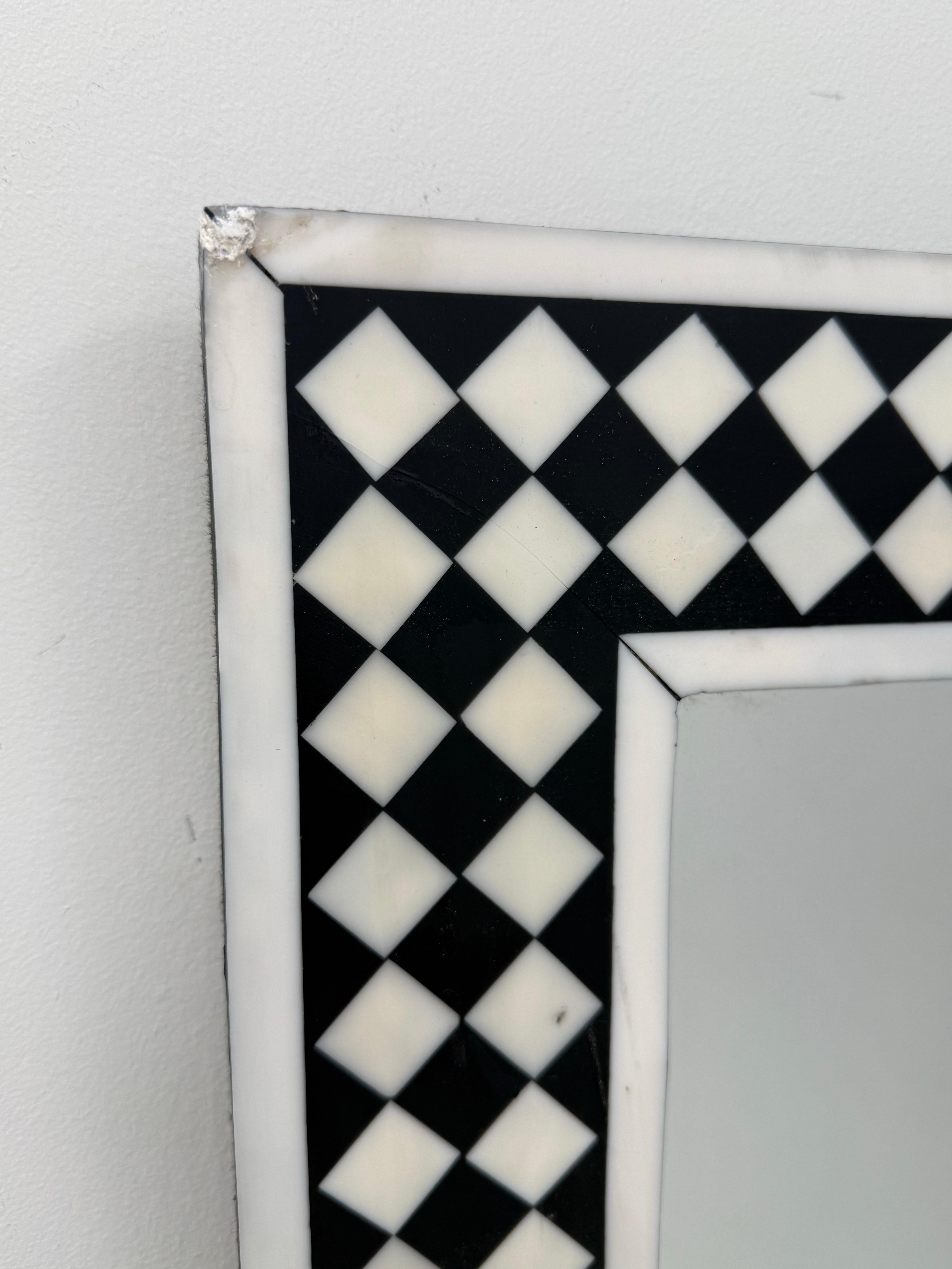 Specchio da parete o da console in stile Art Deco Mirror con design a diamante in resina bianca e nera, una coppia in vendita 3