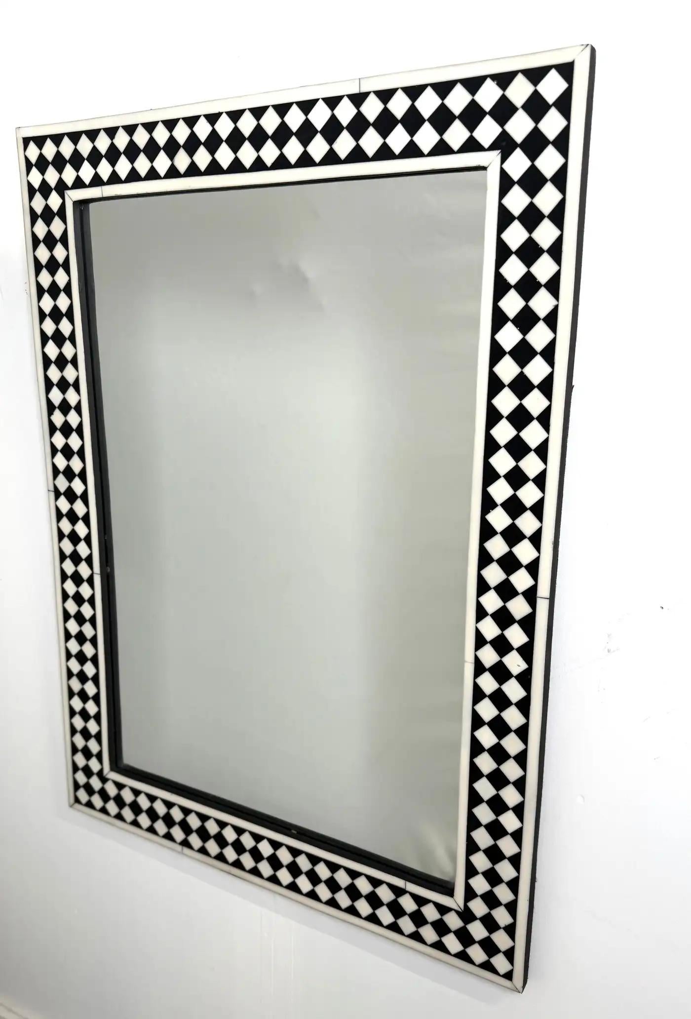 Art Déco Specchio da parete o da console in stile Art Deco Mirror con design a diamante in resina bianca e nera, una coppia in vendita