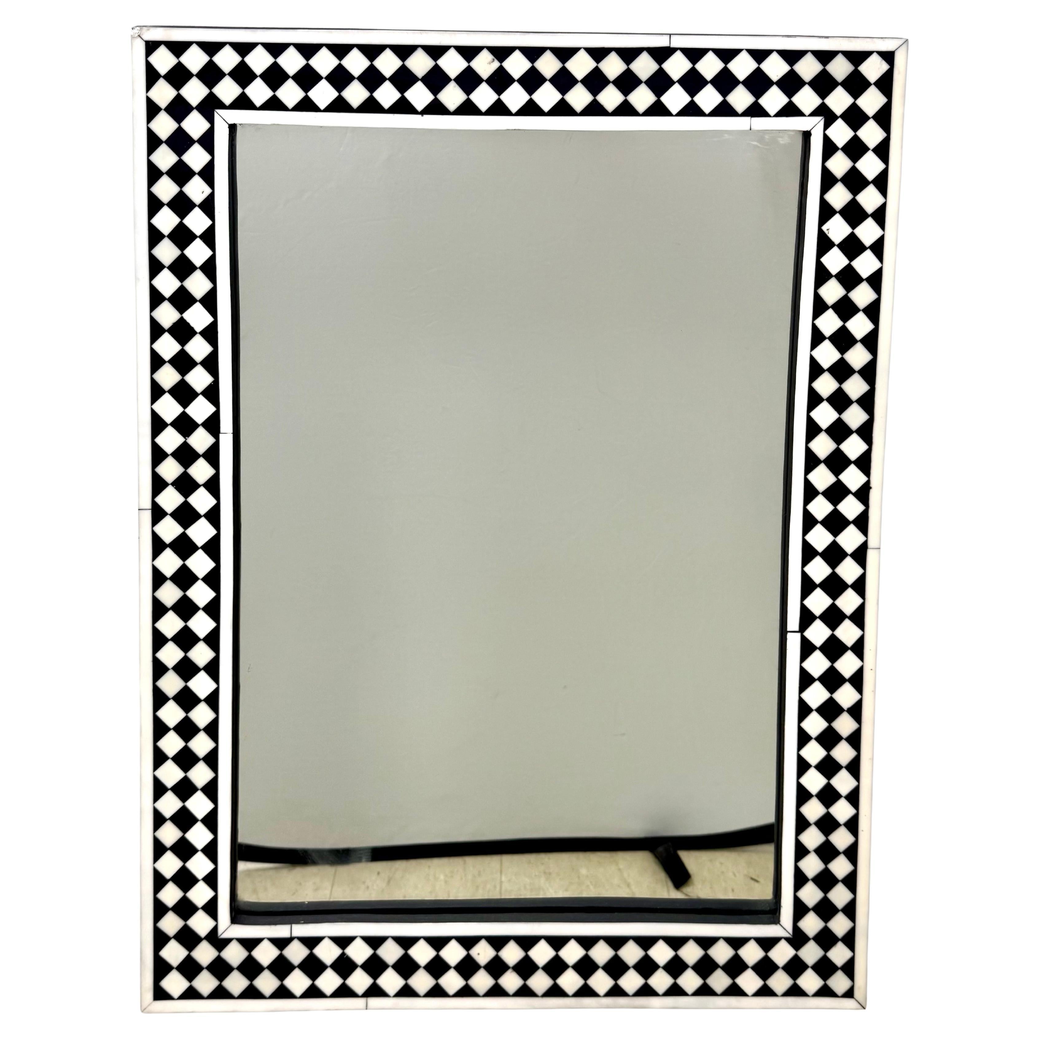 Fatto a mano Specchio da parete o da console in stile Art Deco Mirror con design a diamante in resina bianca e nera, una coppia in vendita