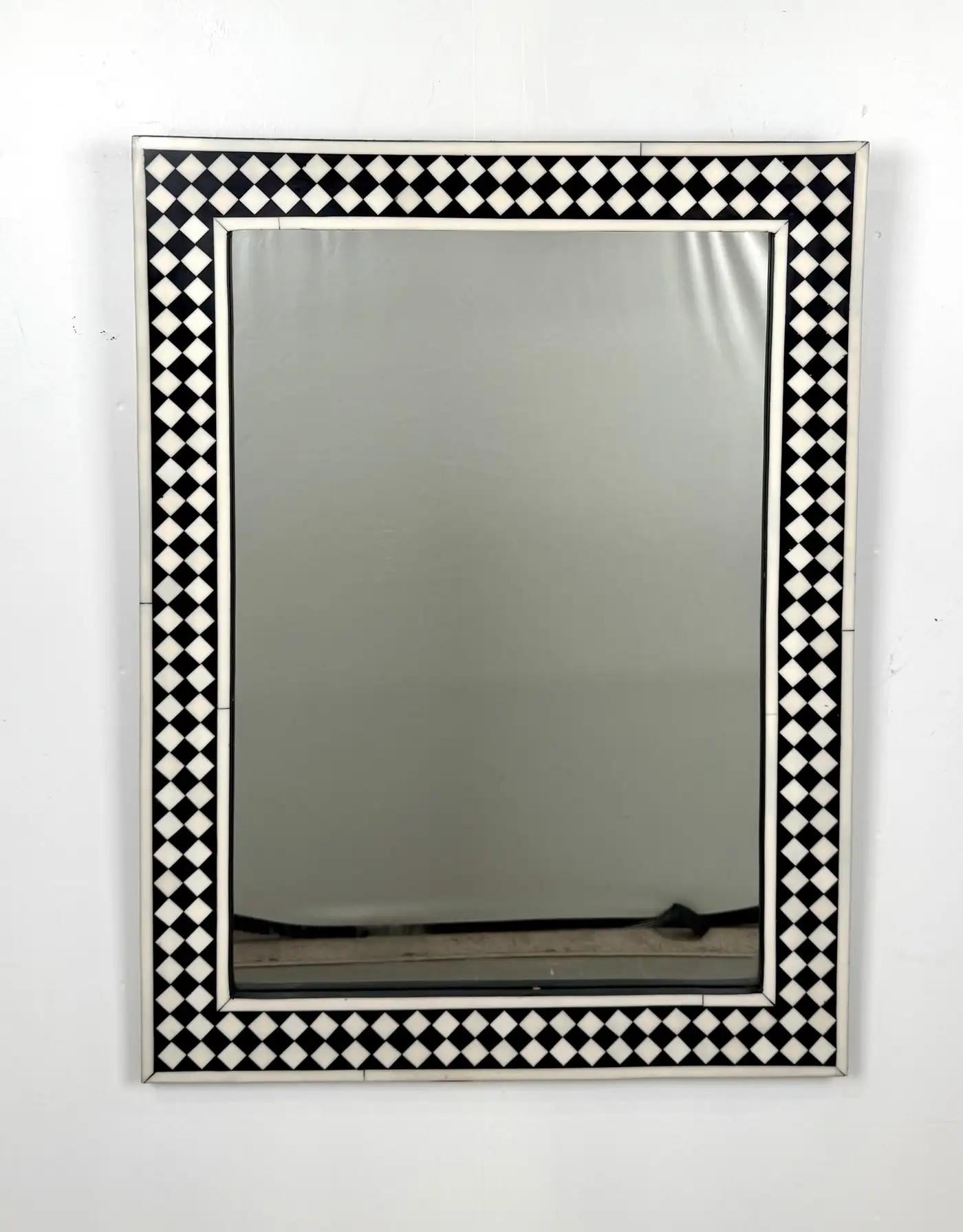 Specchio da parete o da console in stile Art Deco Mirror con design a diamante in resina bianca e nera, una coppia In condizioni buone in vendita a Plainview, NY