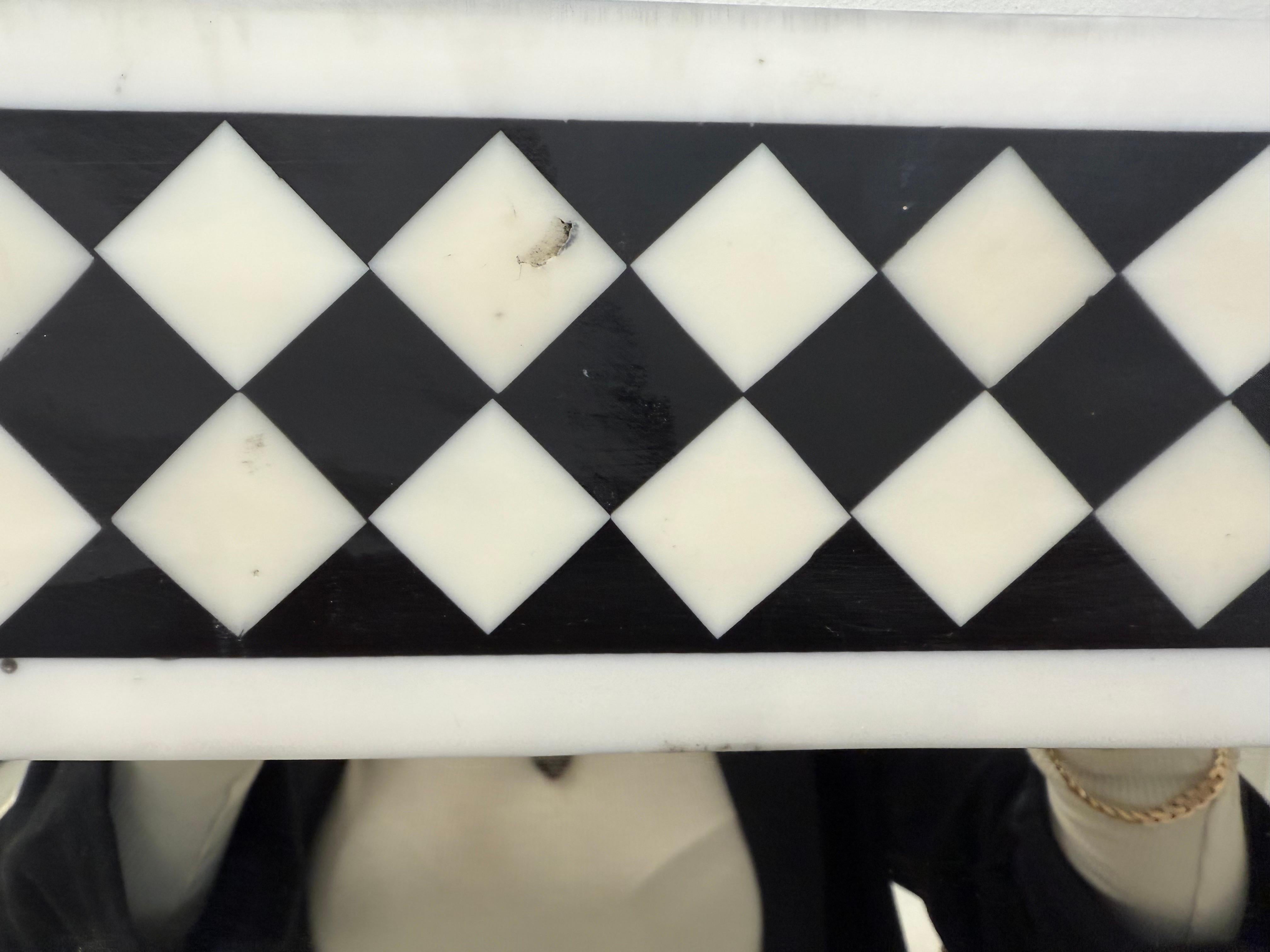 Specchio da parete o da console in stile Art Deco Mirror con design a diamante in resina bianca e nera, una coppia in vendita 2