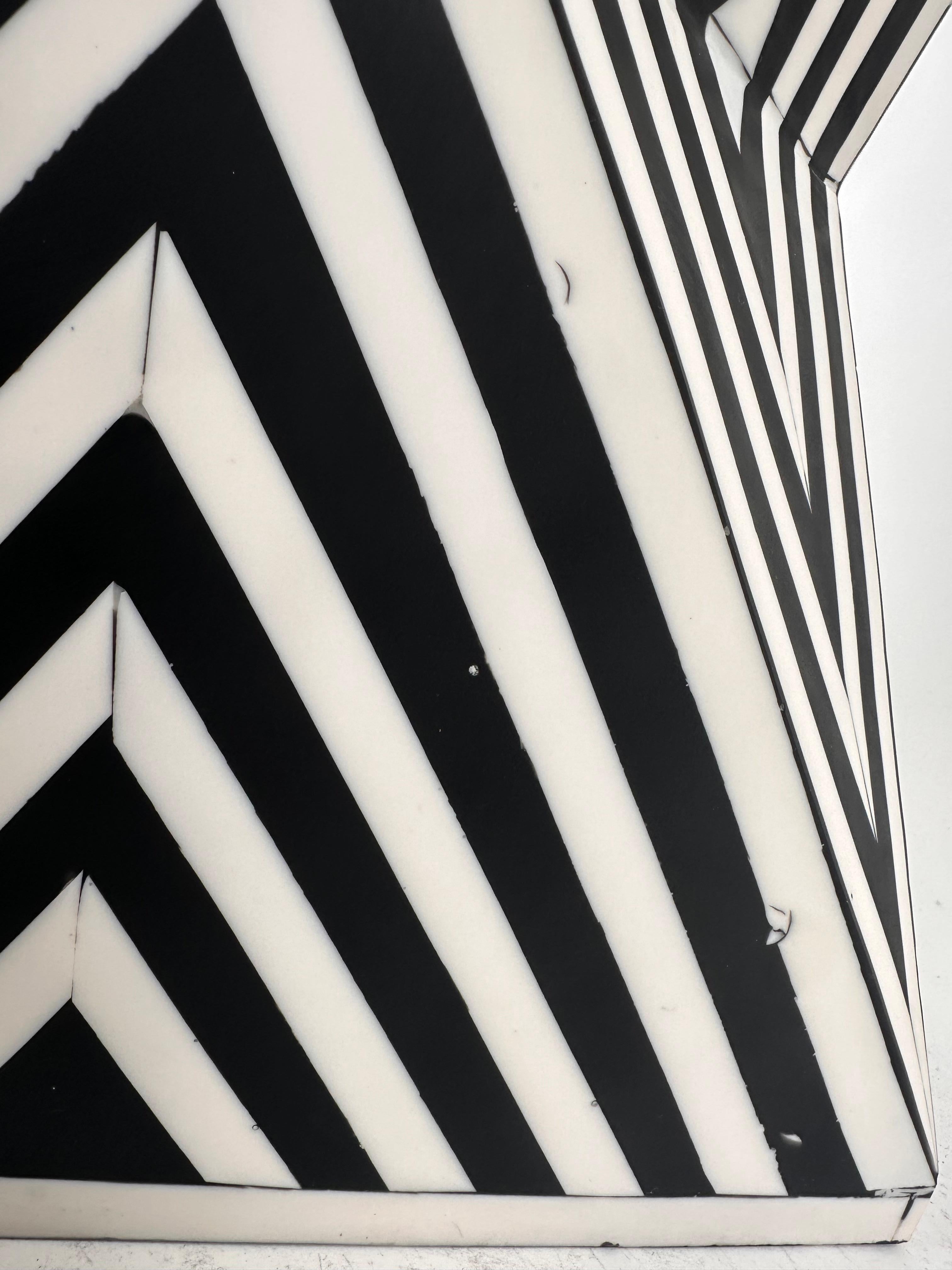 Paire de tables d'appoint ou de tabourets en résine noire et blanche de style Art Déco en vente 3