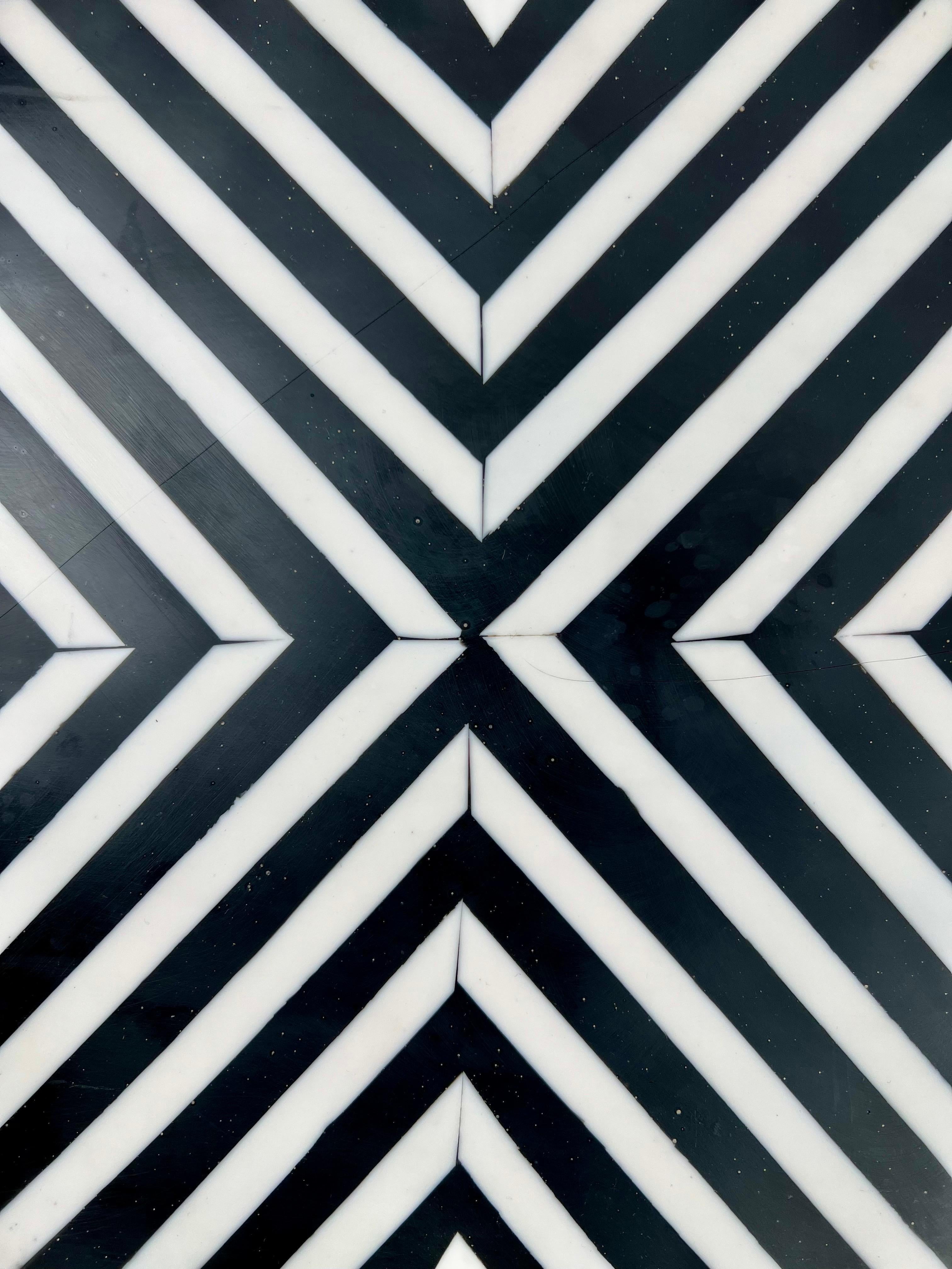Paire de tables d'appoint ou de tabourets en résine noire et blanche de style Art Déco en vente 5