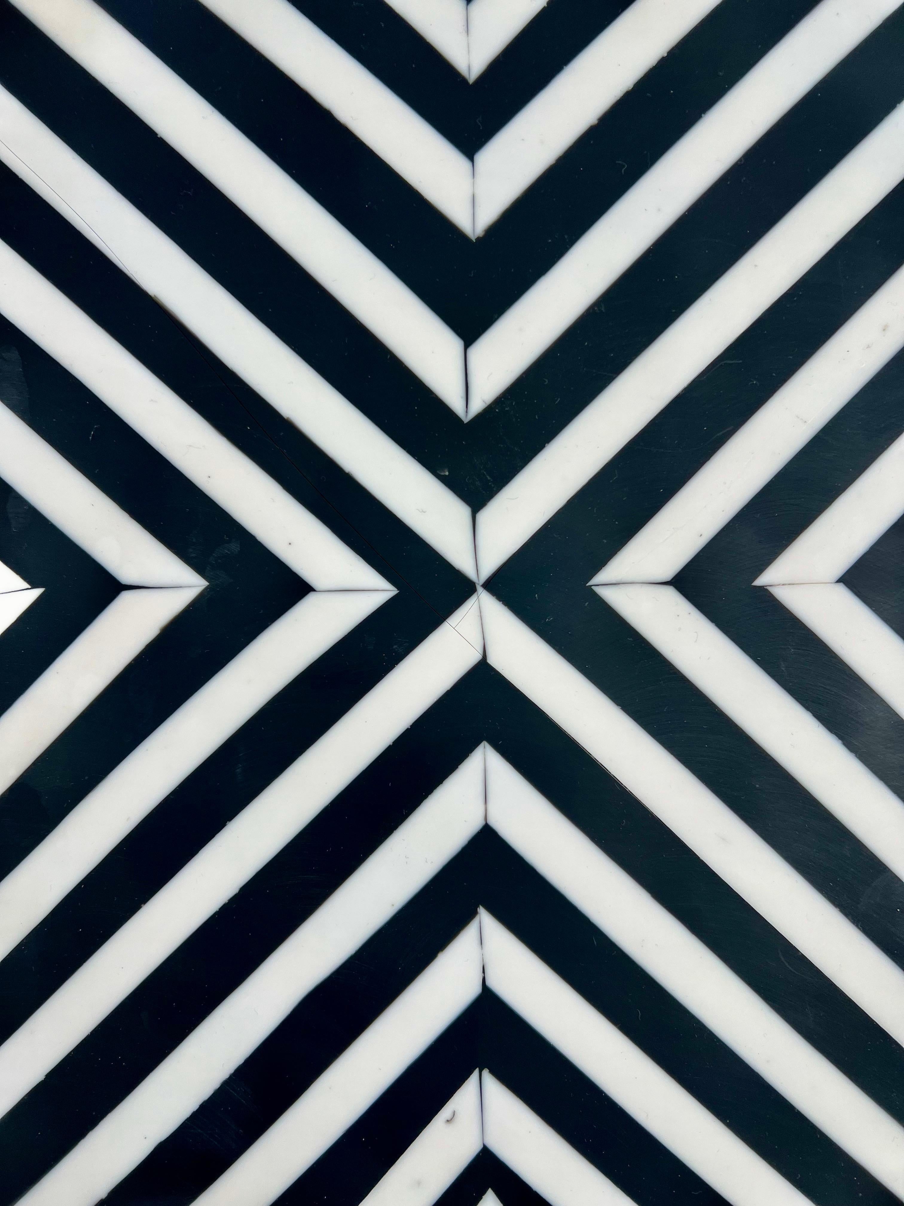 Paire de tables d'appoint ou de tabourets en résine noire et blanche de style Art Déco en vente 6